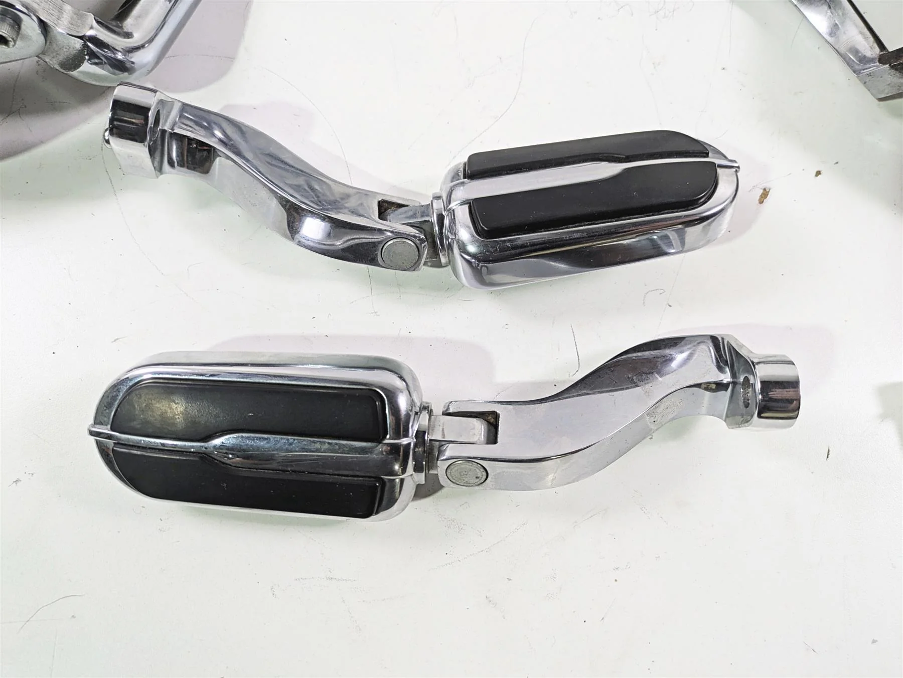 2010 Harley Touring FLHXSE CVO Street Glide Floorboard Footpeg Set Read 51498-09 - Image 4