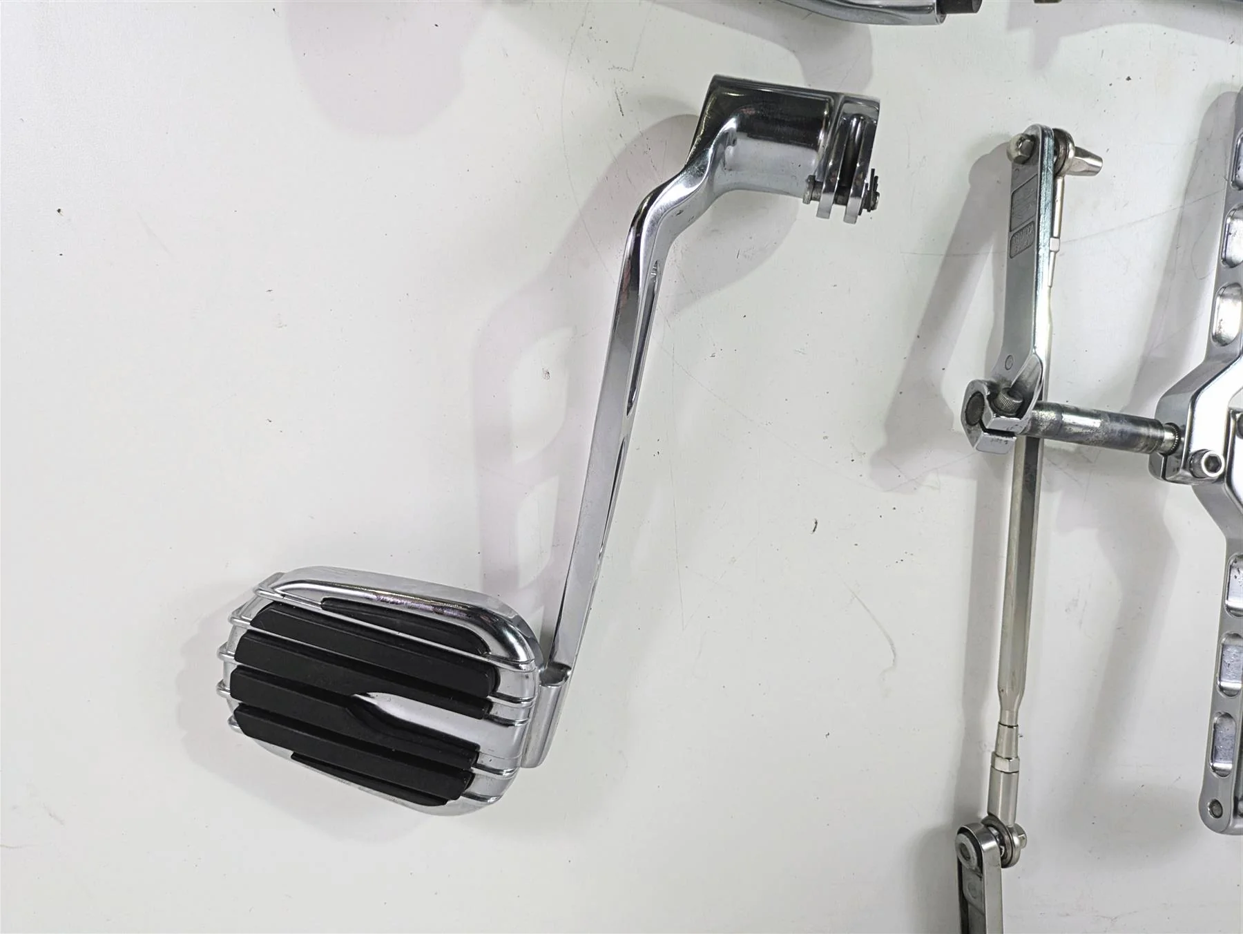 2010 Harley Touring FLHXSE CVO Street Glide Floorboard Footpeg Set Read 51498-09 - Image 6