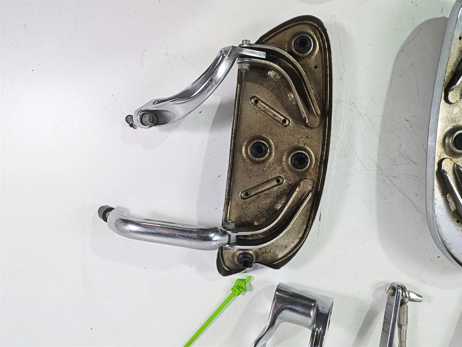 2010 Harley Touring FLHXSE CVO Street Glide Floorboard Footpeg Set Read 51498-09 - Image 8