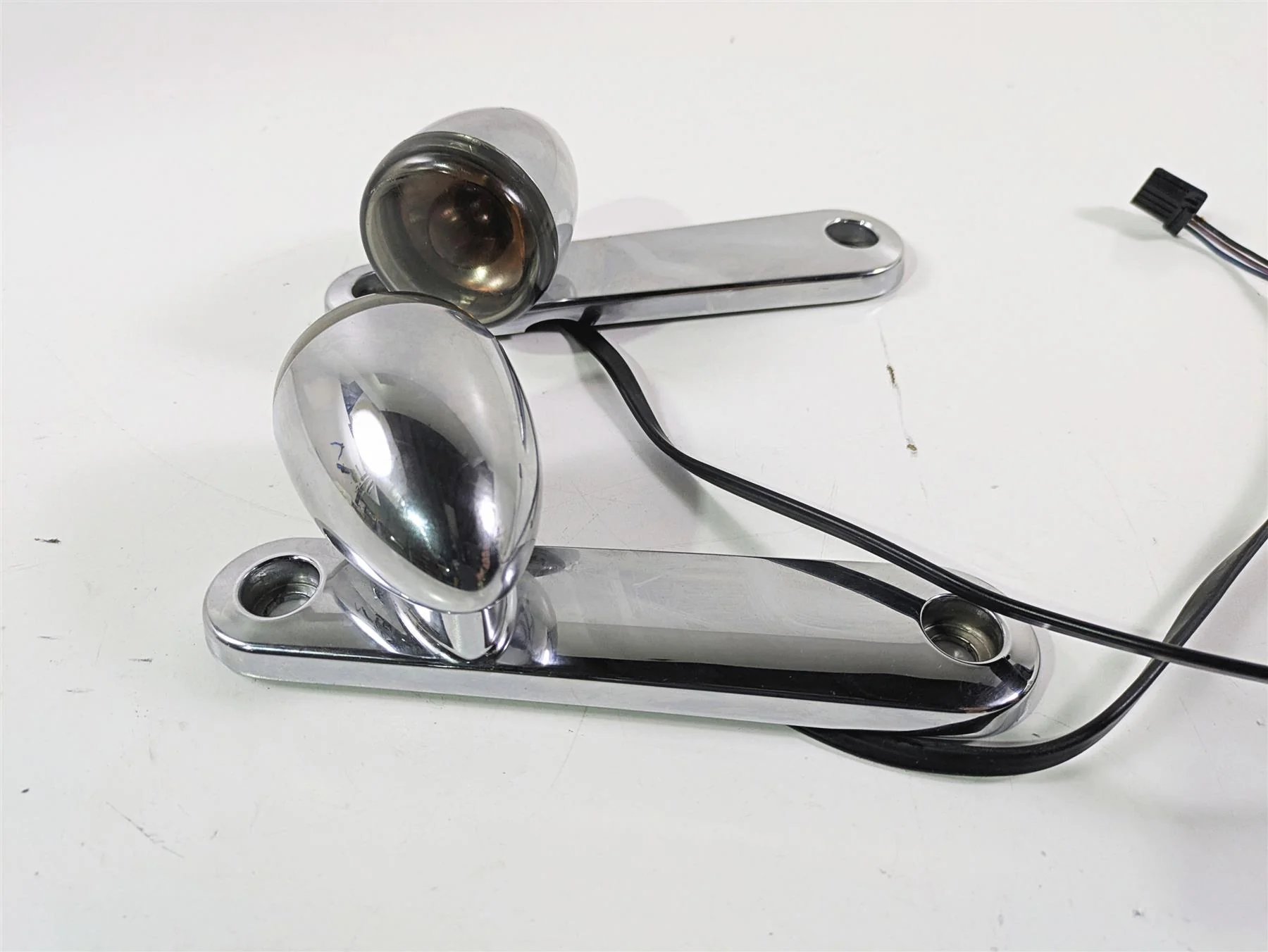 2010 Harley Touring FLHXSE CVO Street Glide Front Blinker & Mount Set 69278-06 - Image 4