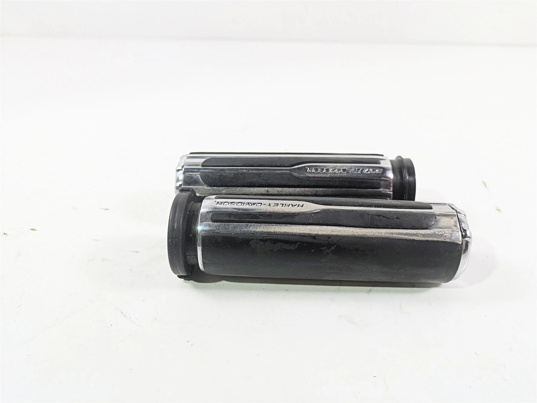 2010 Harley Touring FLHXSE CVO Street Glide Left Right Throttle Grips  55936-09 - Image 4