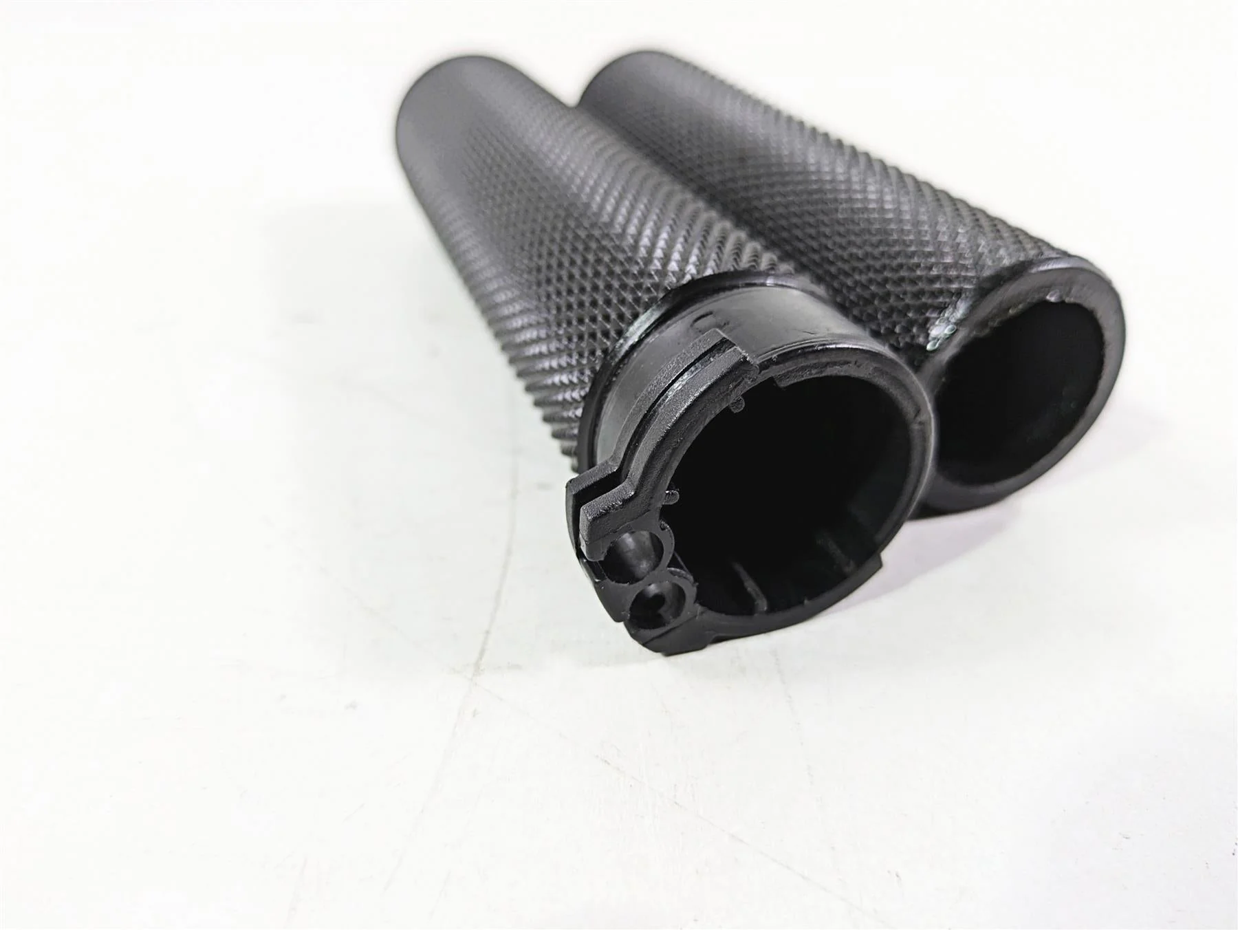 2010 Harley VRSCF Muscle Rod Arlen Ness Hand Grip Set - Image 10