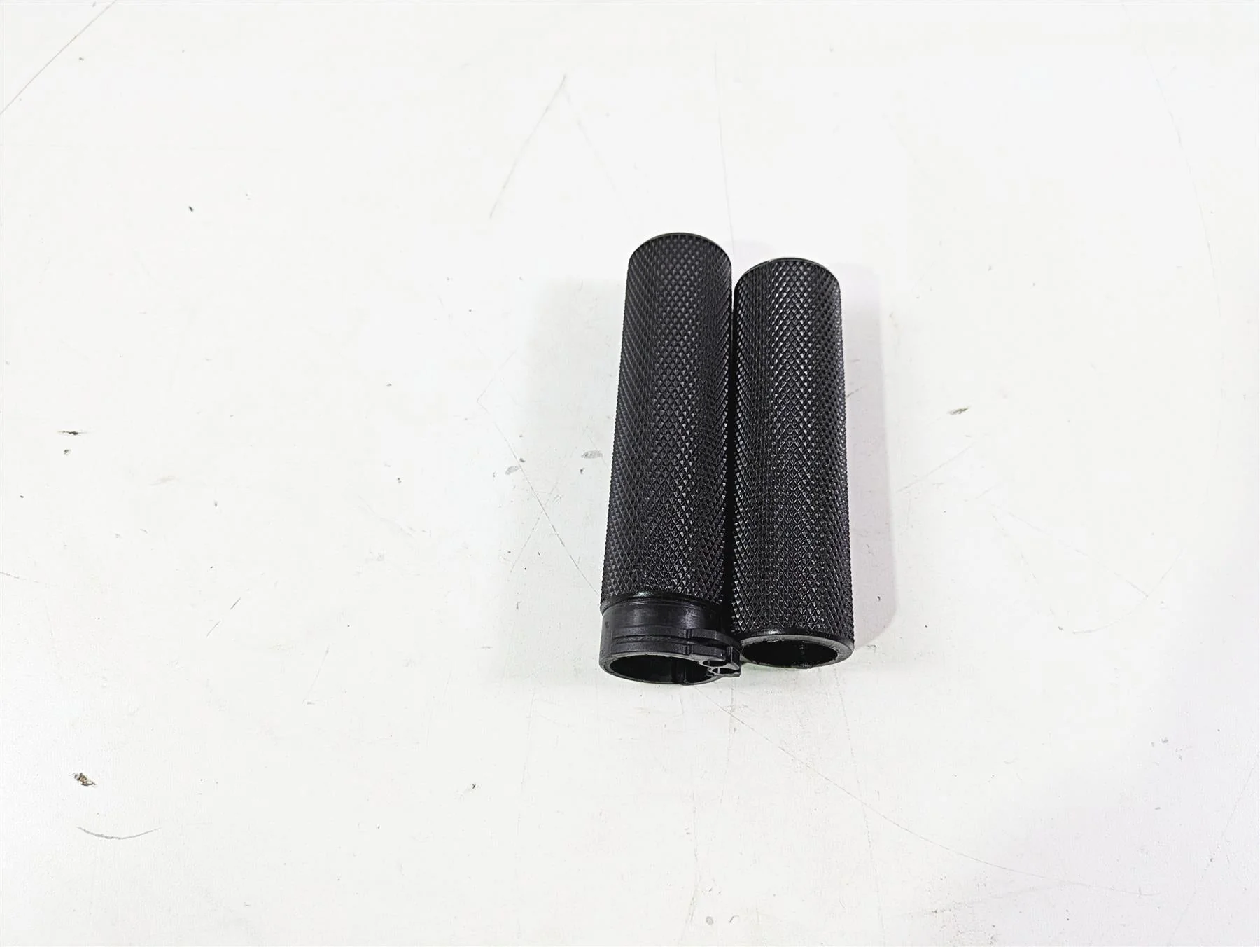 2010 Harley VRSCF Muscle Rod Arlen Ness Hand Grip Set - Image 12