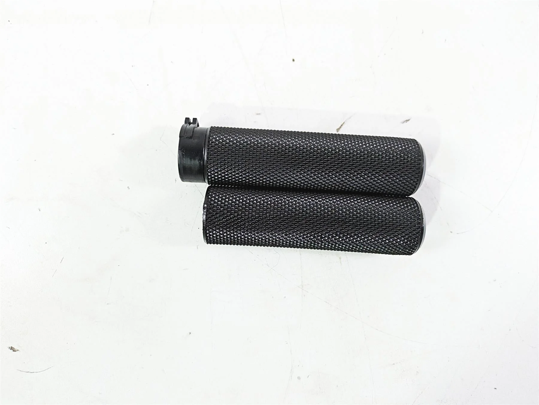 2010 Harley VRSCF Muscle Rod Arlen Ness Hand Grip Set - Image 4
