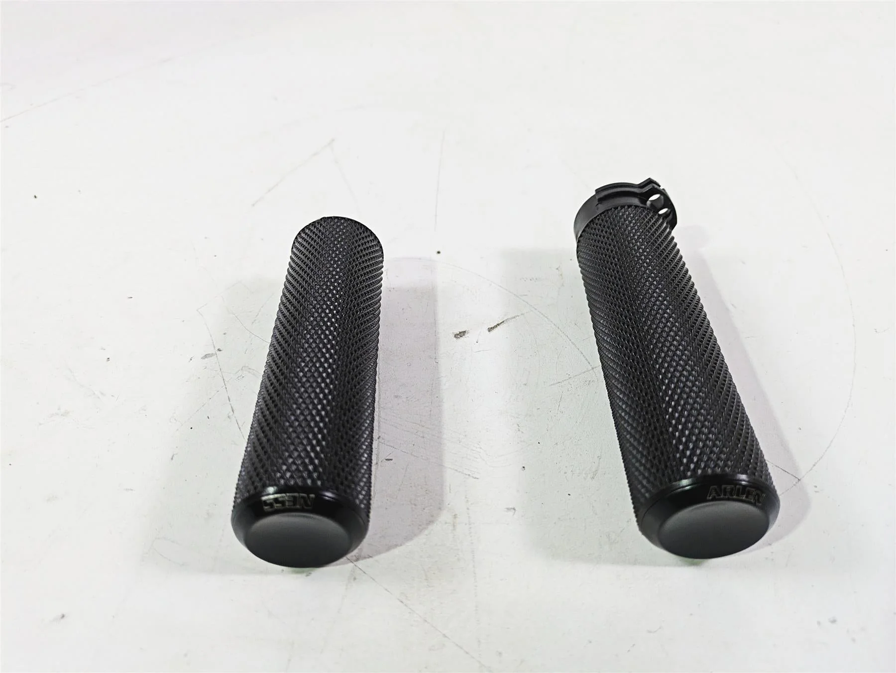 2010 Harley VRSCF Muscle Rod Arlen Ness Hand Grip Set - Image 7