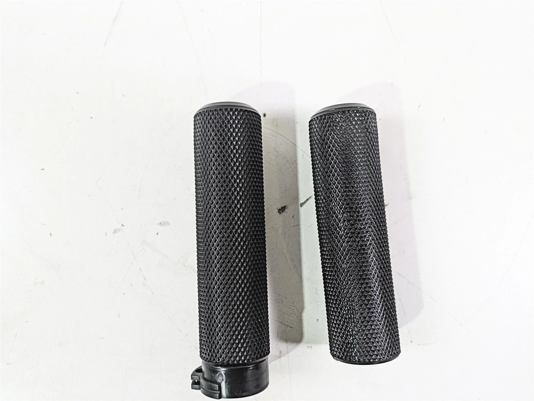 2010 Harley VRSCF Muscle Rod Arlen Ness Hand Grip Set - Image 9