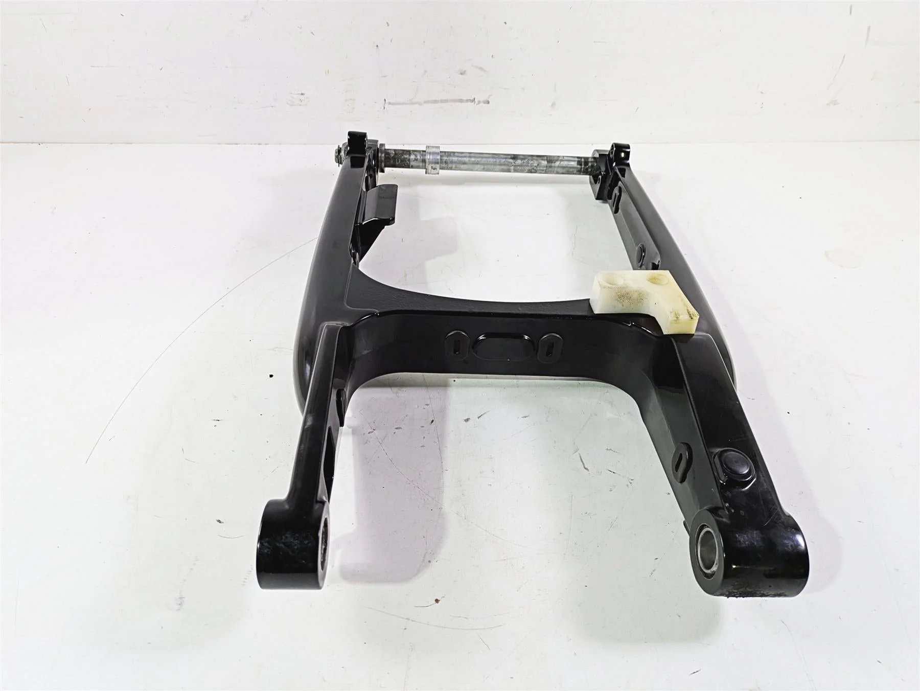 2010 Harley VRSCF Muscle Rod Black Swingarm Swing Arm & Guards 48606-07A - Image 2