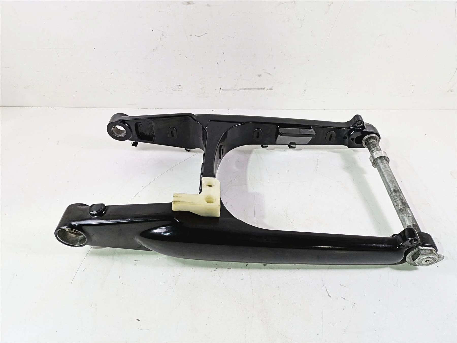 2010 Harley VRSCF Muscle Rod Black Swingarm Swing Arm & Guards 48606-07A - Image 3