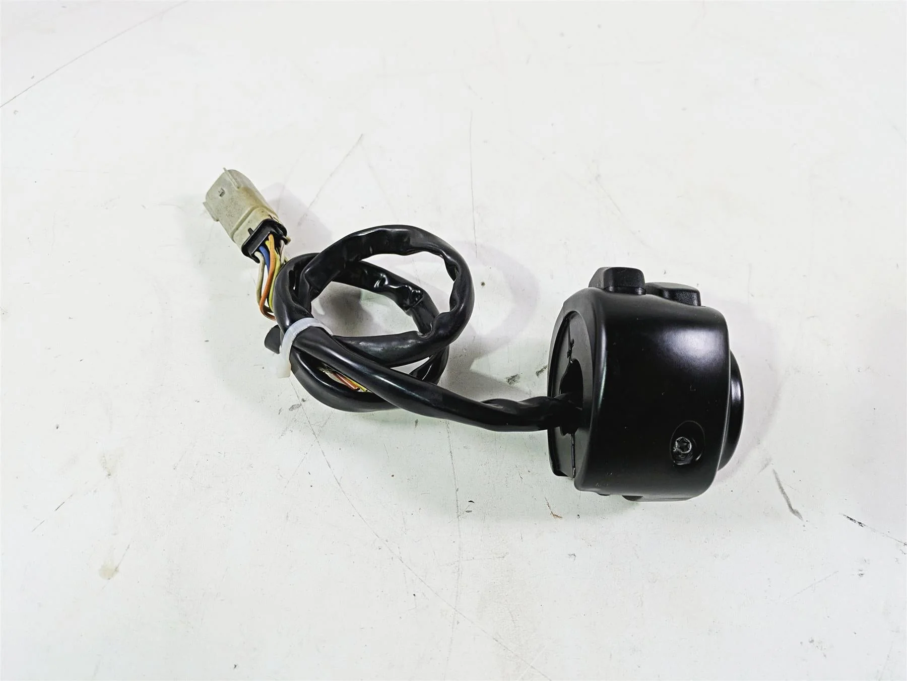 2010 Harley VRSCF Muscle Rod Left Hand Control Switch READ 71682-06A 71685-06A - Image 3