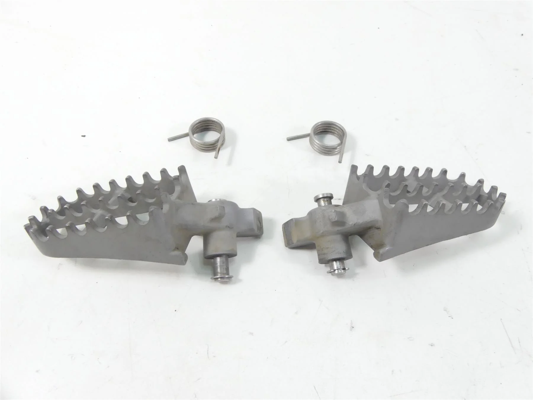2011 BMW R1200GS K255 Adv Front Rider Driver Footpeg Footrest Set 46717694557 - Image 2