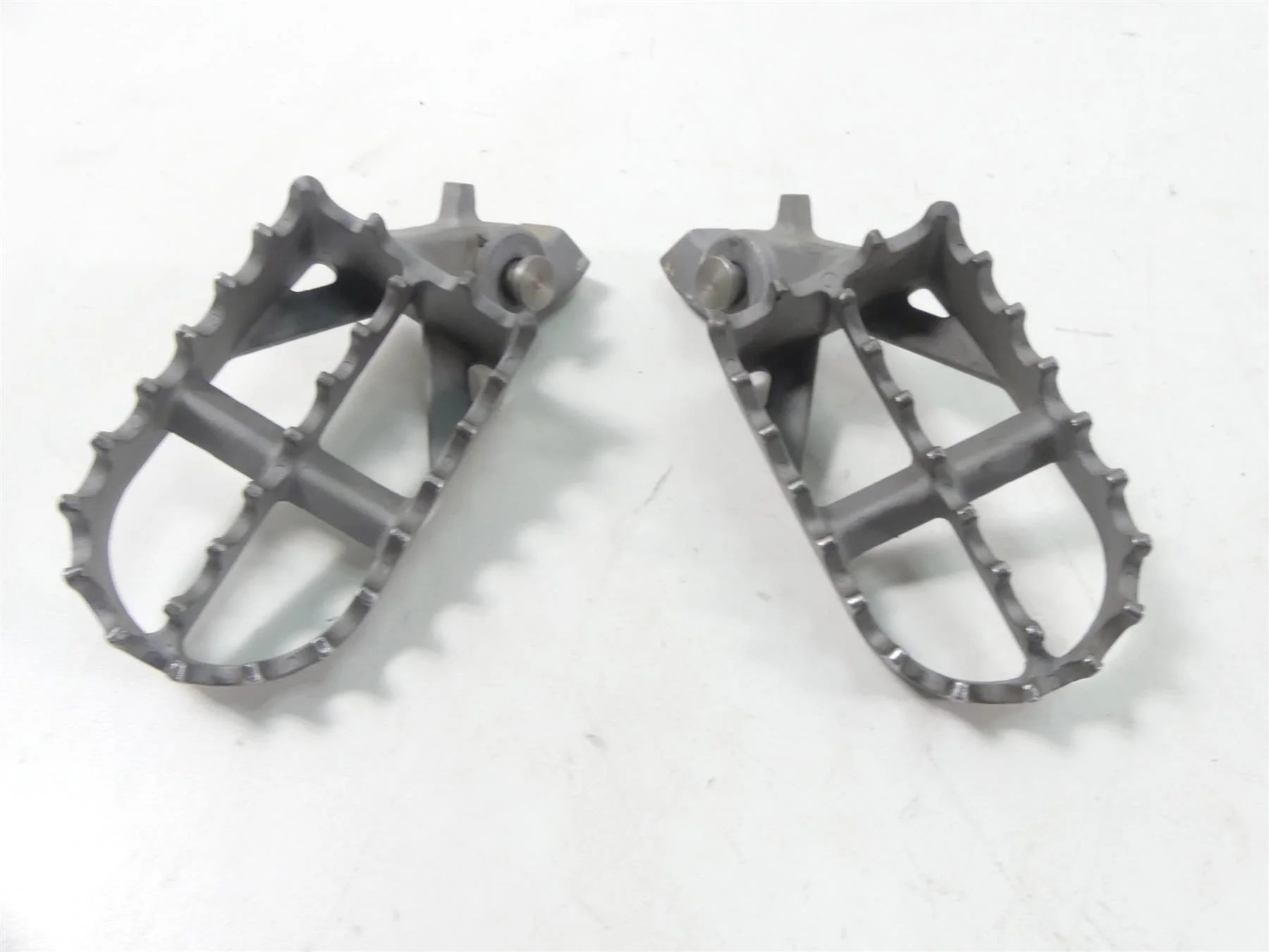 2011 BMW R1200GS K255 Adv Front Rider Driver Footpeg Footrest Set 46717694557 - Image 5