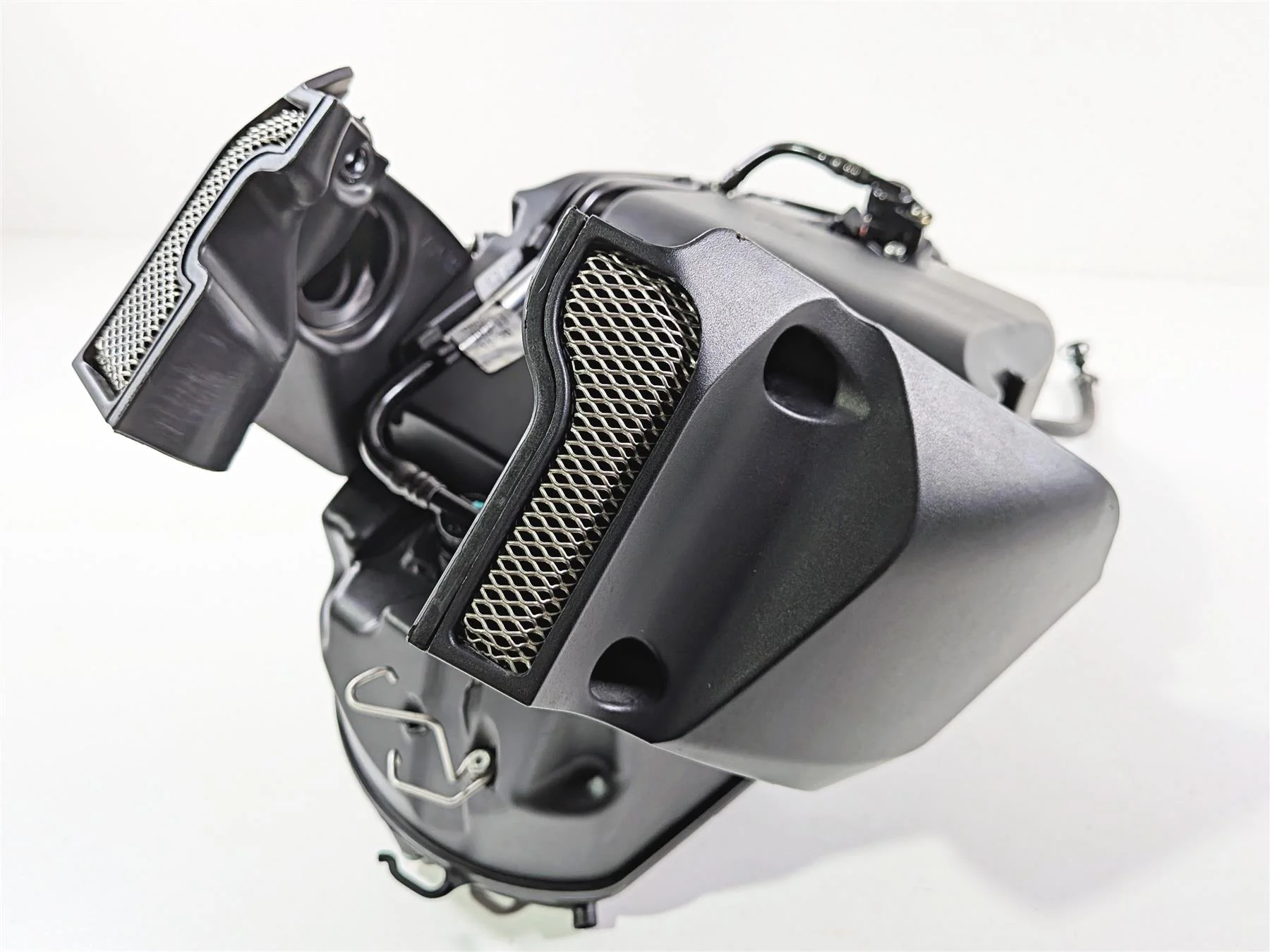 2011 Ducati Streetfighter 1098 S Air Box Breather & Injectors & Ducs 44211393B - Image 10