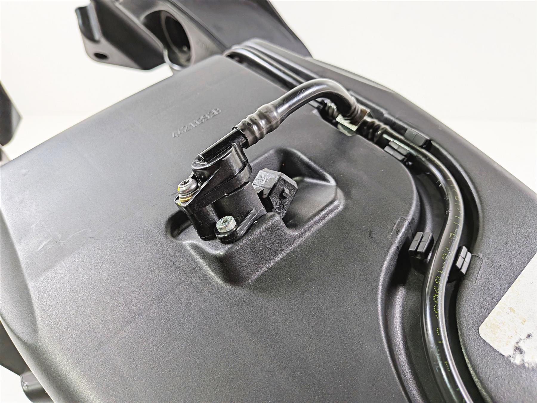 2011 Ducati Streetfighter 1098 S Air Box Breather & Injectors & Ducs 44211393B - Image 11