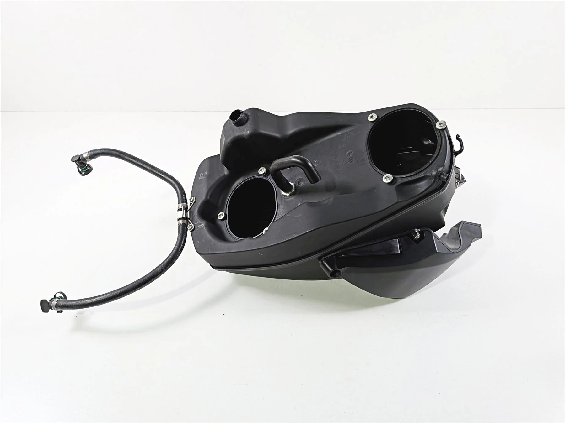 2011 Ducati Streetfighter 1098 S Air Box Breather & Injectors & Ducs 44211393B - Image 6