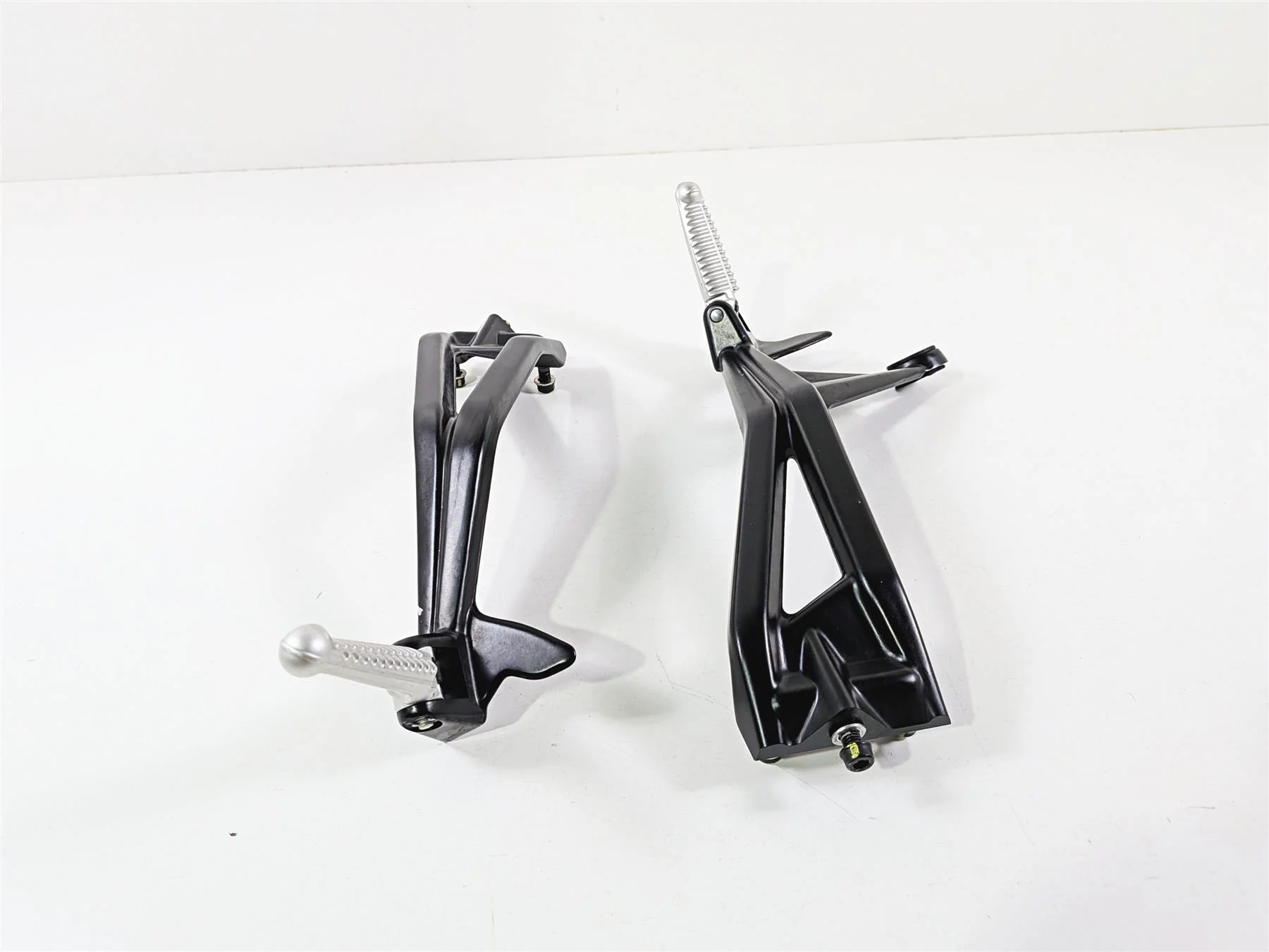 2011 Ducati Streetfighter 1098 S Rear Passenger Footpeg Set 82411561A 82411571A - Image 3