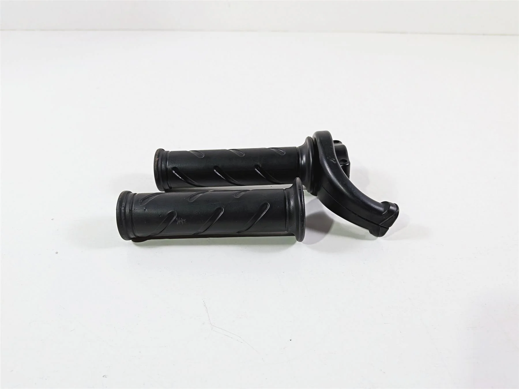 2011 Ducati Streetfighter 1098 S Throttle Handle & Grip Set 65420161A - Image 11