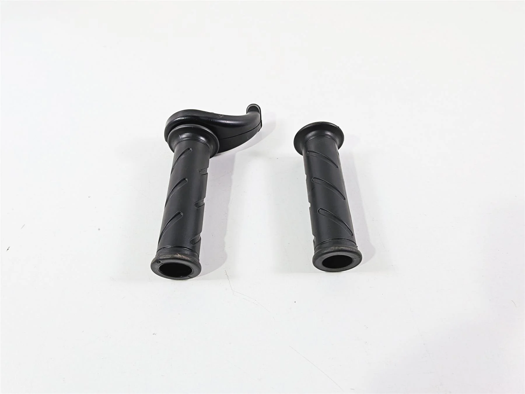 2011 Ducati Streetfighter 1098 S Throttle Handle & Grip Set 65420161A - Image 12
