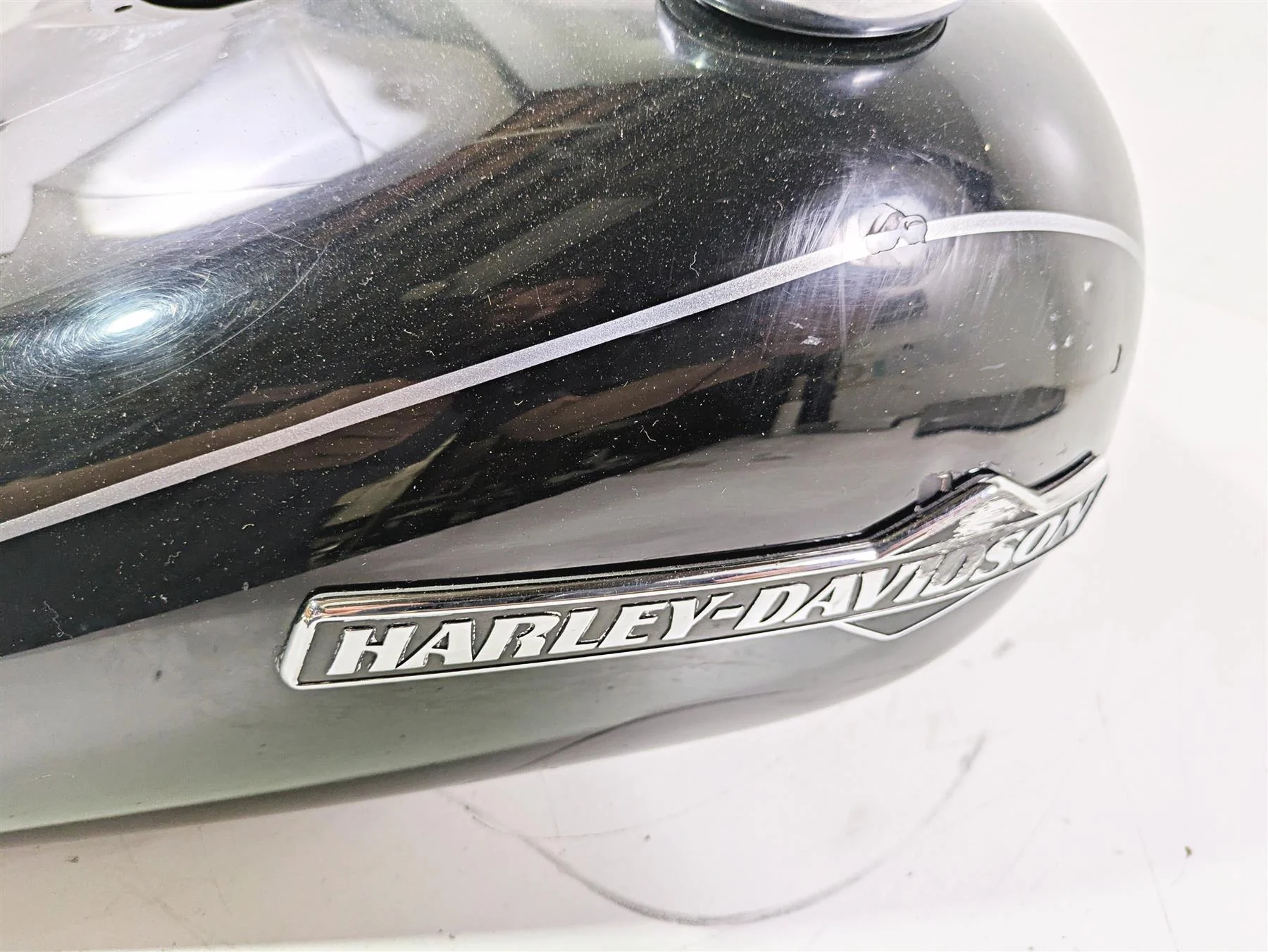 2011 Harley FXDC Dyna Super Glide Fuel Gas Petrol Tank READ 61000705 - Image 5