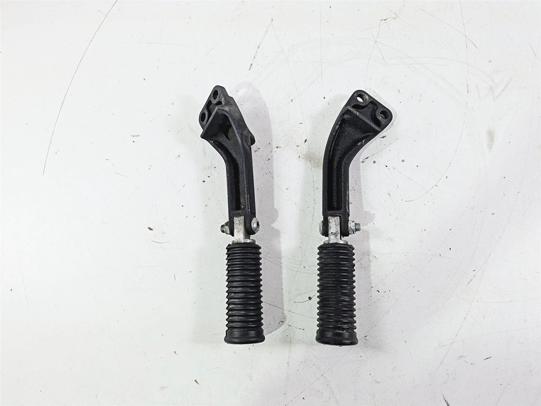 2011 Harley FXDC Dyna Super Glide Rear Passenger Footpeg Set 49224-06A 49230-06 - Image 5