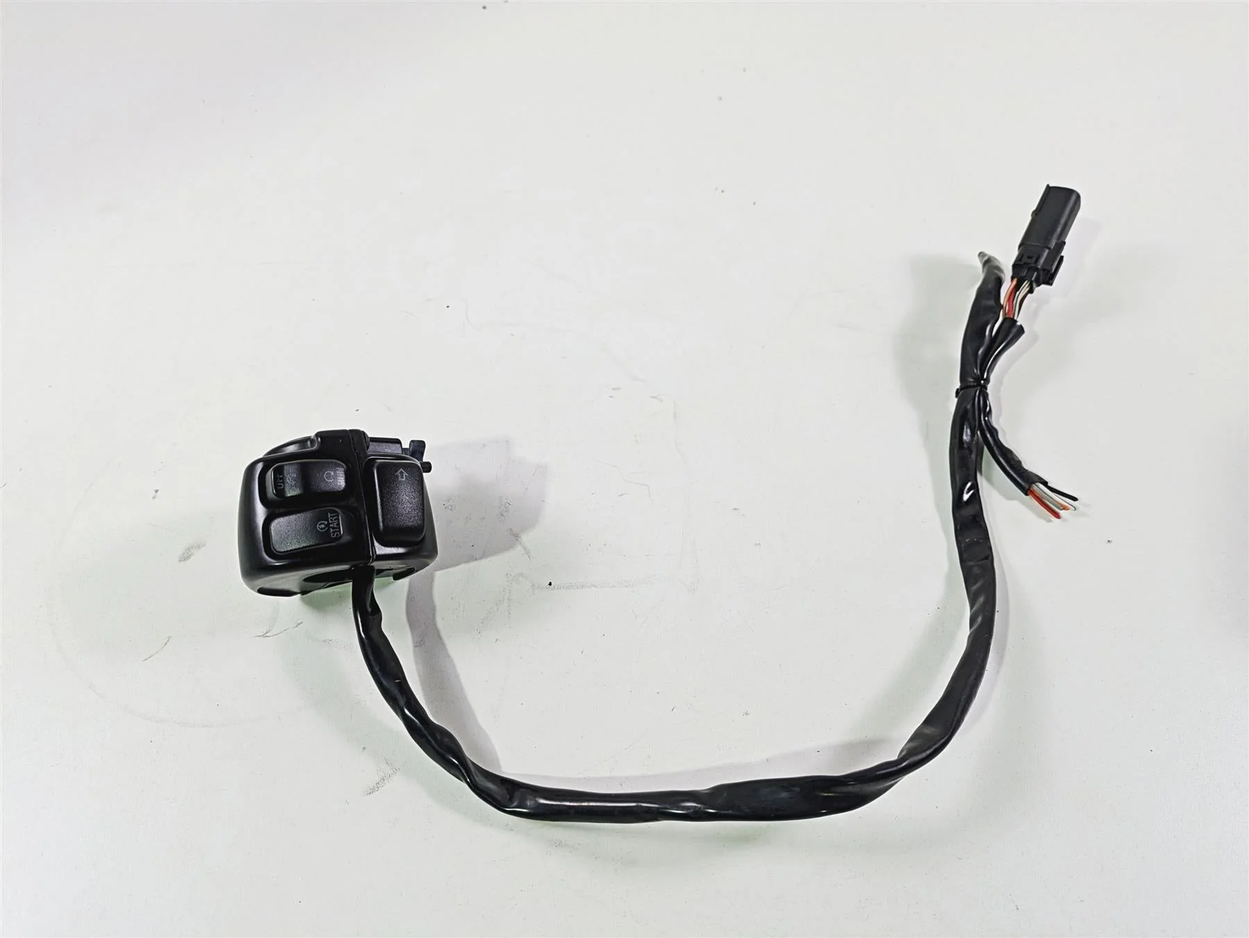 2011 Harley FXDC Dyna Super Glide Right Hand Control Switch - Read 71684-06A - Image 4