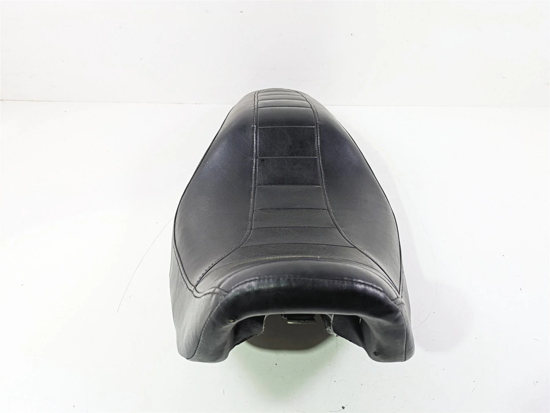 2011 Harley FXDC Dyna Super Glide Seat Saddle 51819-07 - Image 2