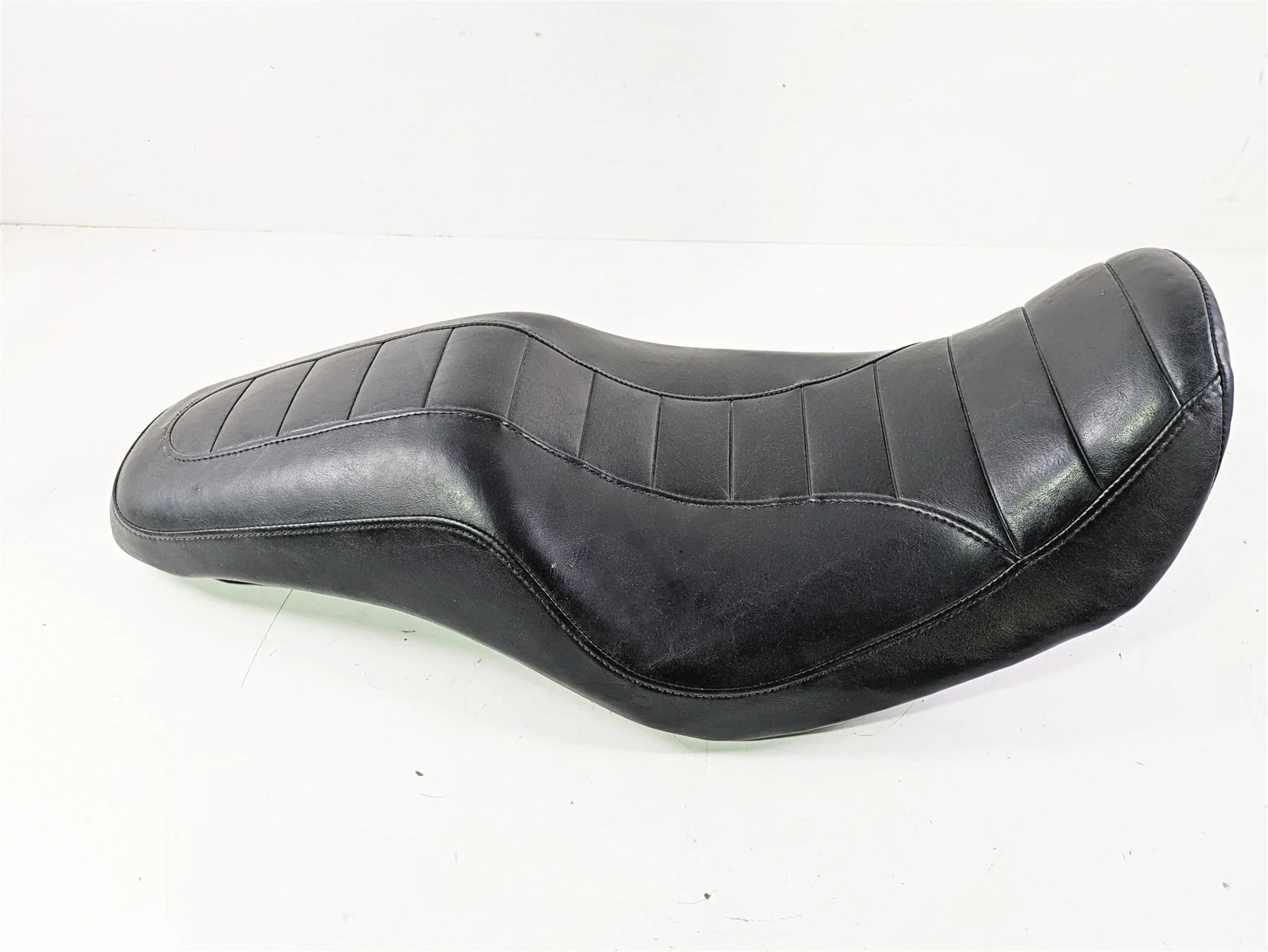2011 Harley FXDC Dyna Super Glide Seat Saddle 51819-07 - Image 3