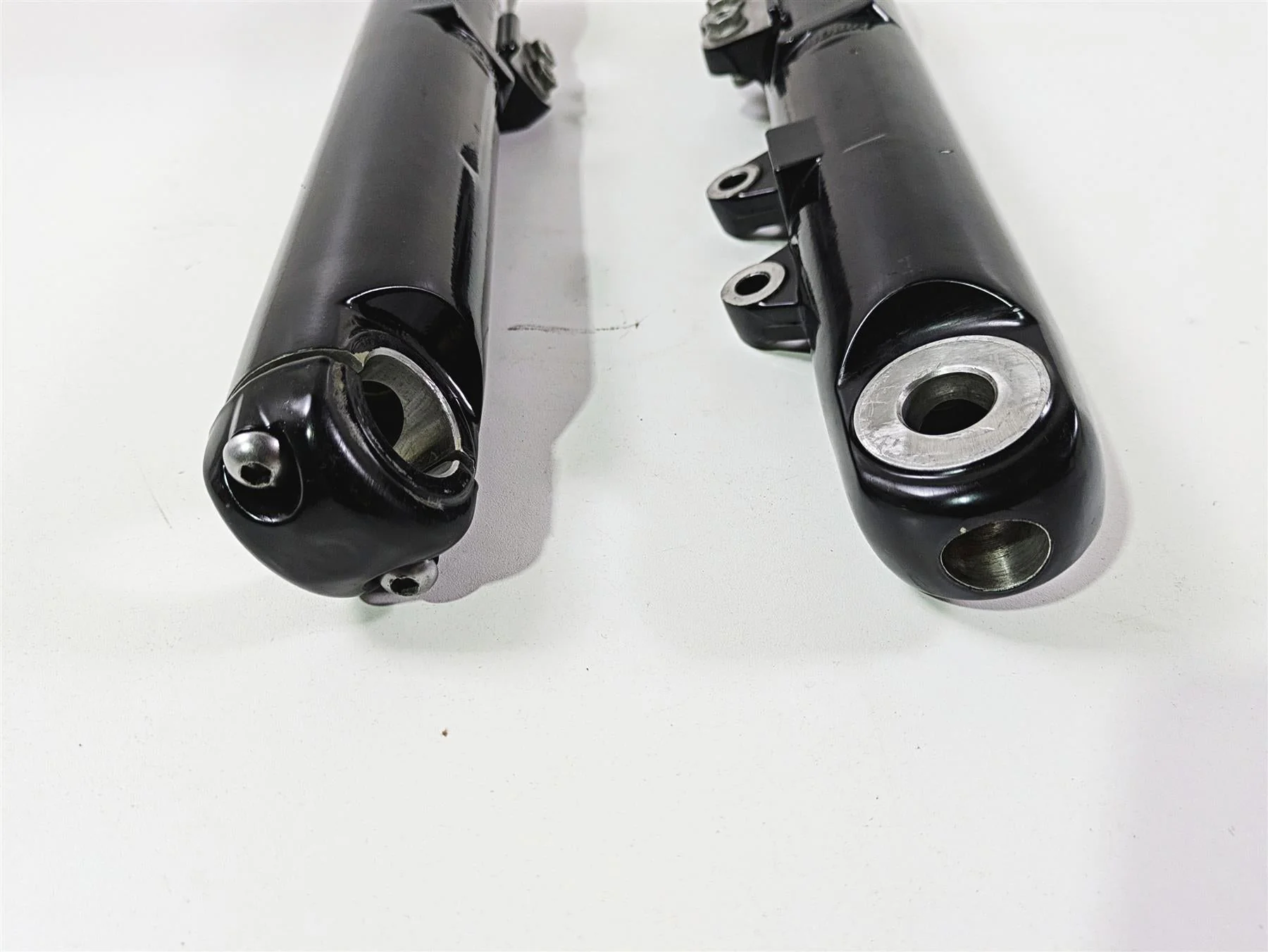2011 Harley FXDC Dyna Super Glide Showa Front Fork Lowers 49 46607-06A 46608-06B - Image 10
