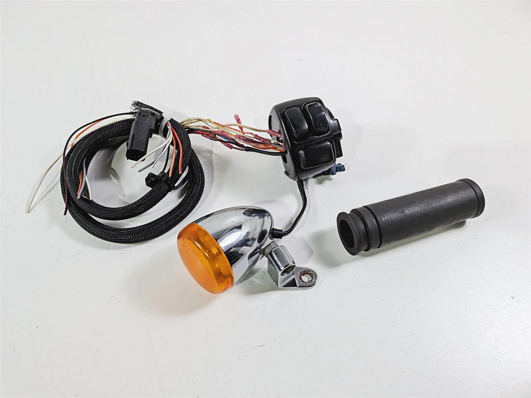 2011 Harley FXDF Dyna Fat Bob Right Control Switch & Turn Signal 71684-06A - Image 13