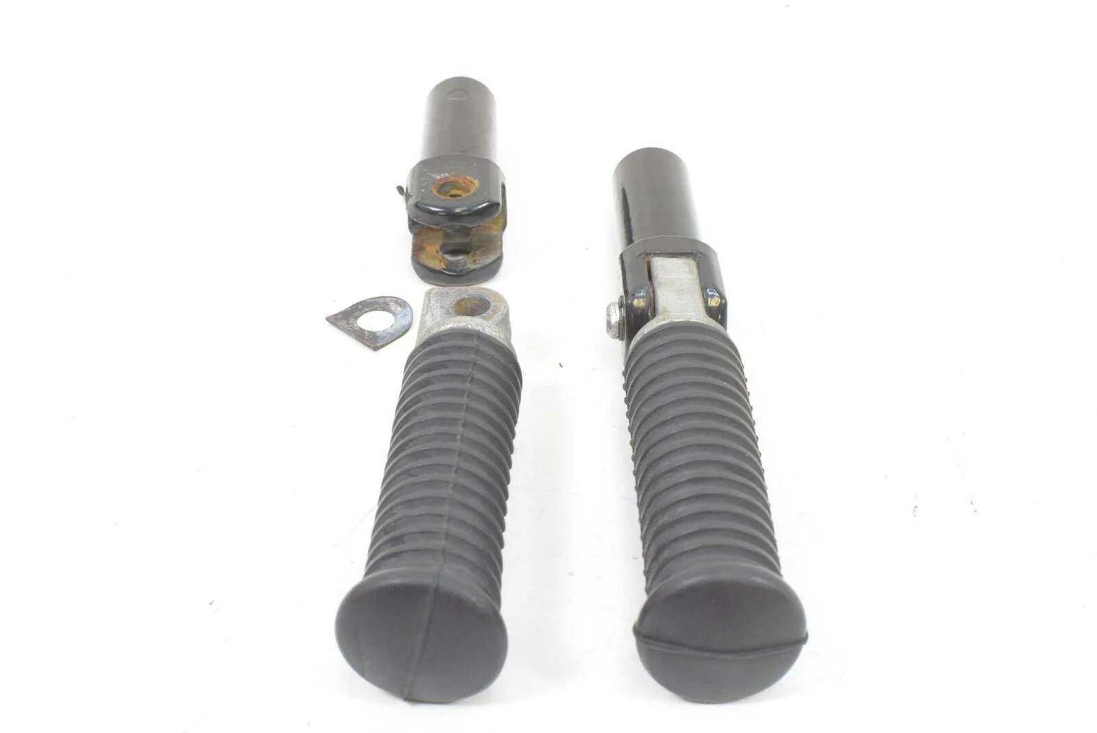 2011 Harley Softail FLSTSB Cross Bones Rear Passenger Foot Peg Footpegs - Image 4