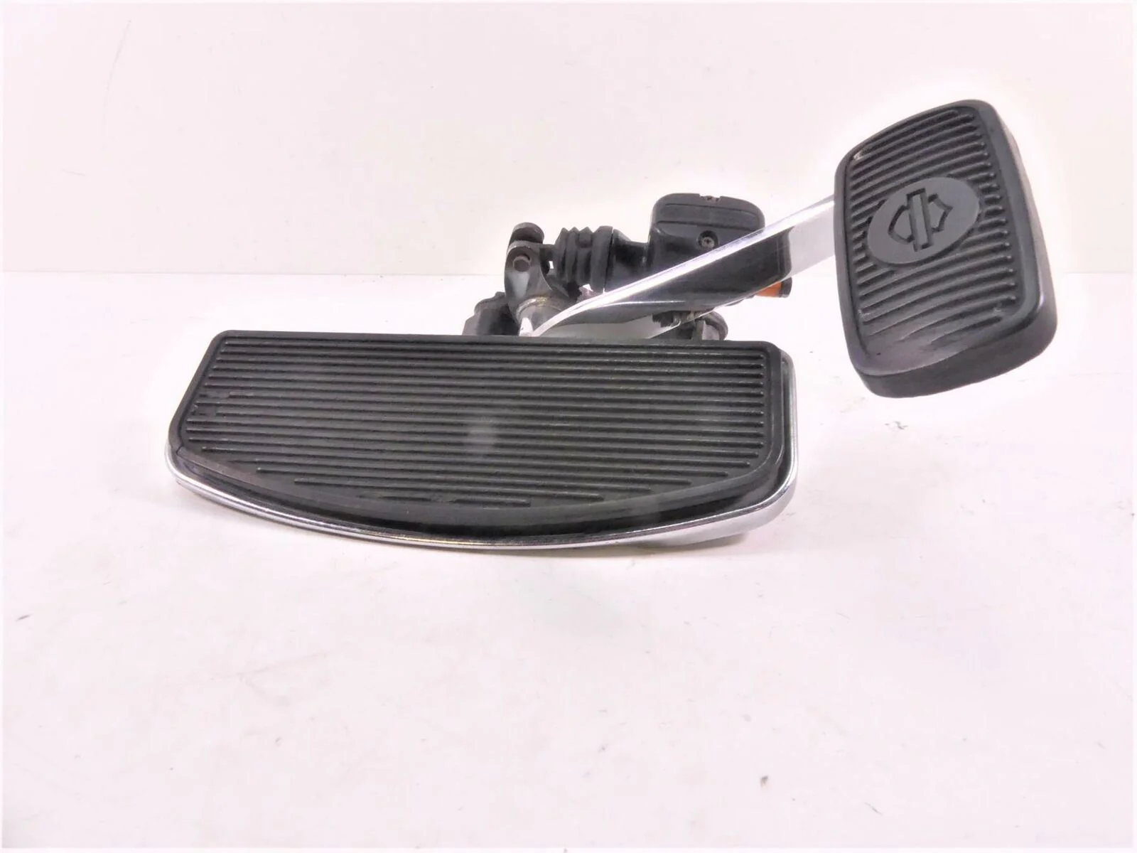 2011 Harley Touring FLHP Road King Front Right Floorboard & Brake Pedal 50621-06