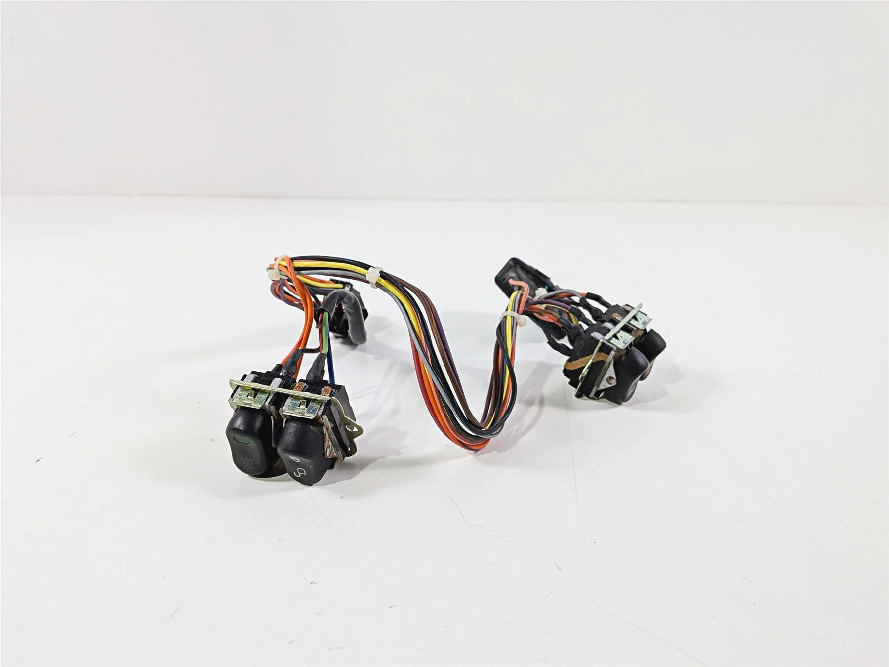 2011 Harley Touring FLHTCU CVO Electra Glide Auxiliary Switch Set 70290-07 - Image 2