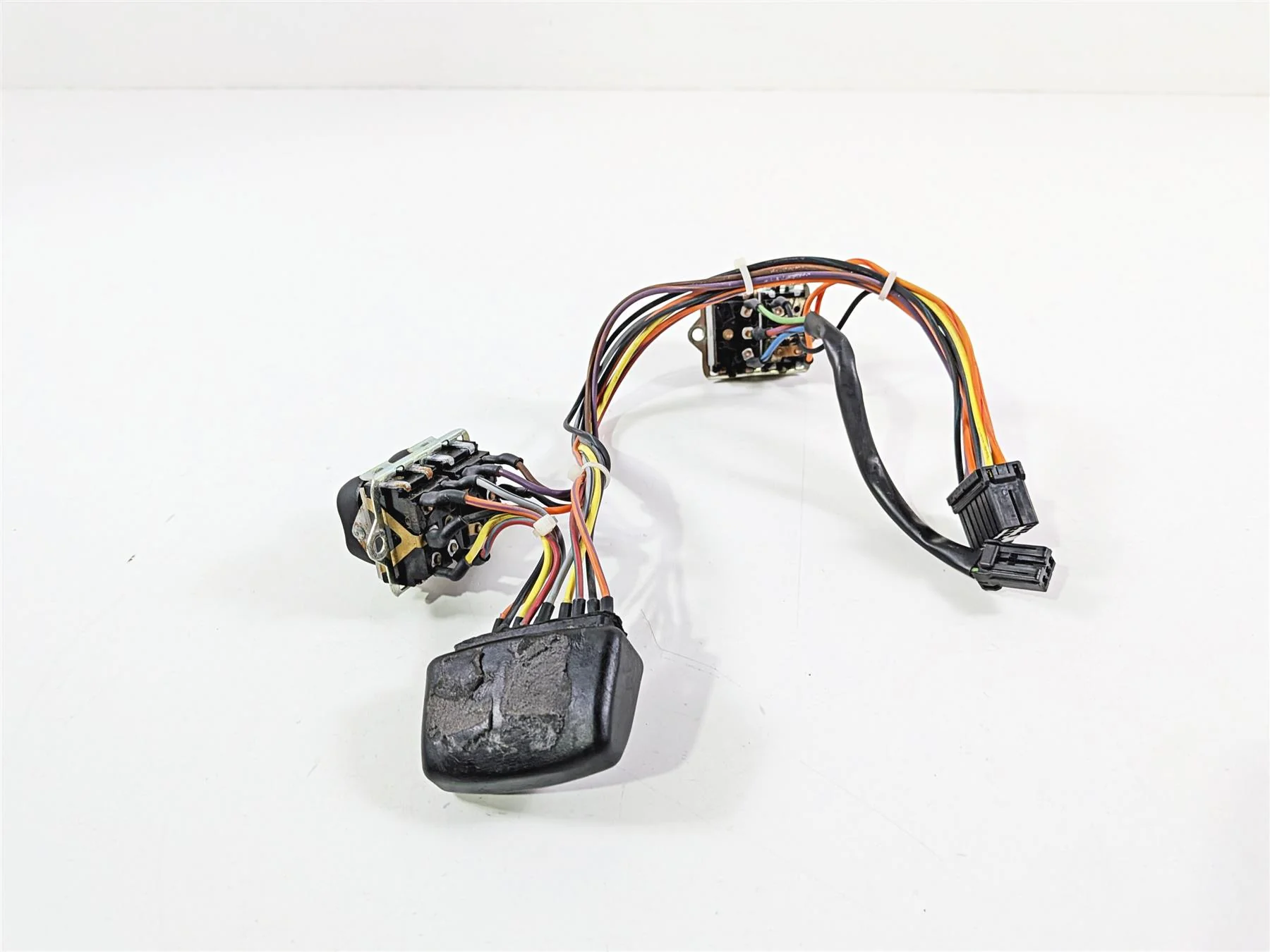 2011 Harley Touring FLHTCU CVO Electra Glide Auxiliary Switch Set 70290-07 - Image 4