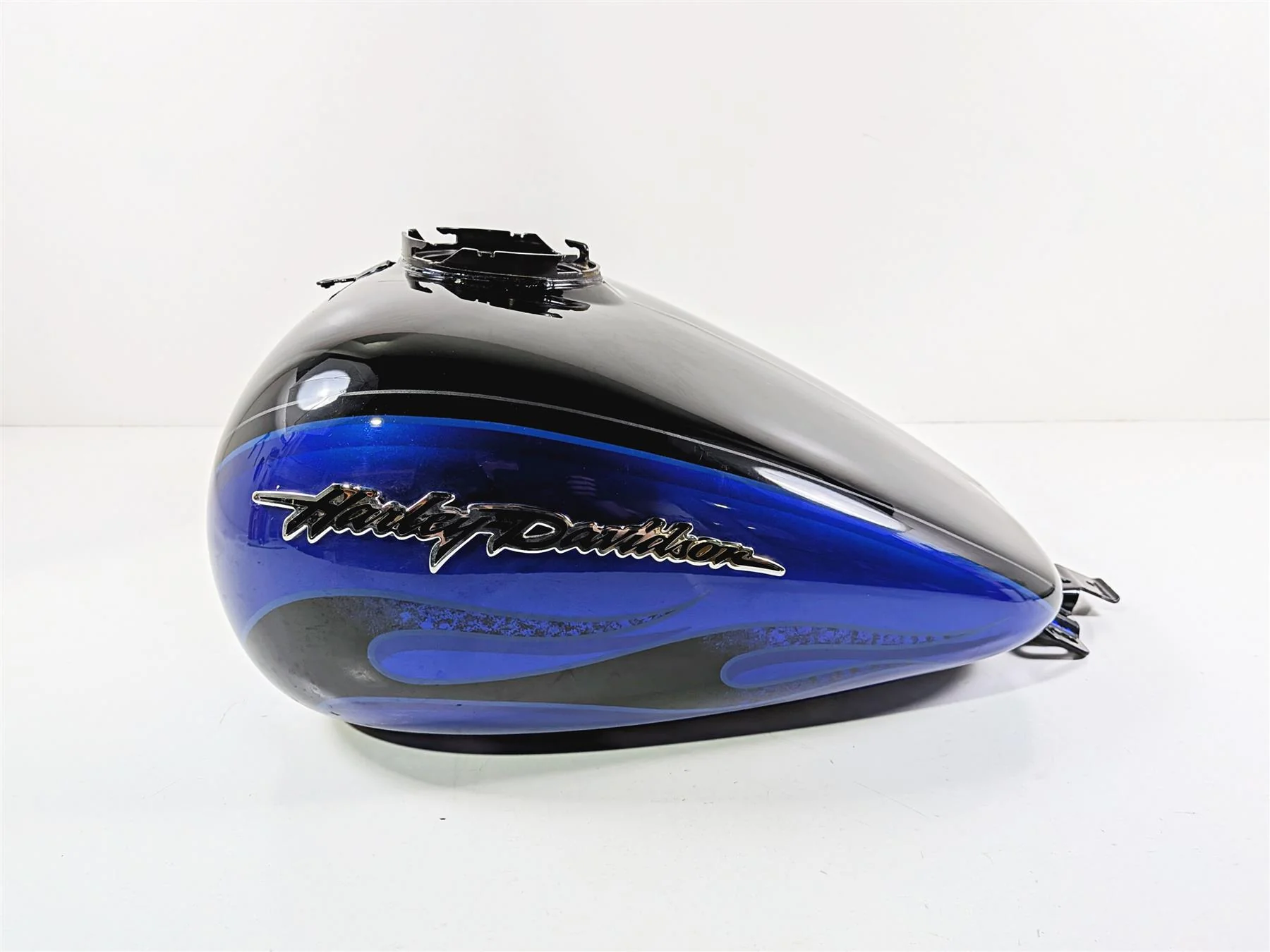 2011 Harley Touring FLHTCU CVO Electra Glide Fuel Petrol Gas Tank 61000006 - Image 3