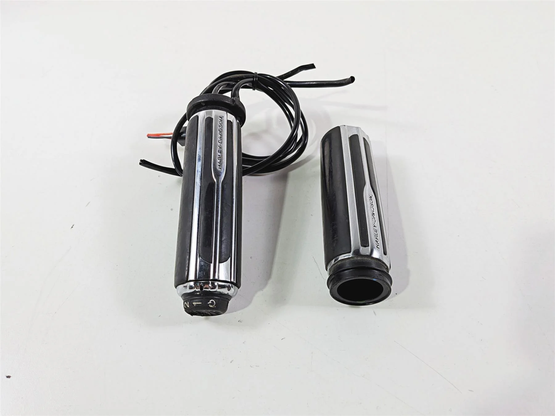 2011 Harley Touring FLHTCU CVO Electra Glide Heated Hand Grip Set -Read 55911-09 - Image 3