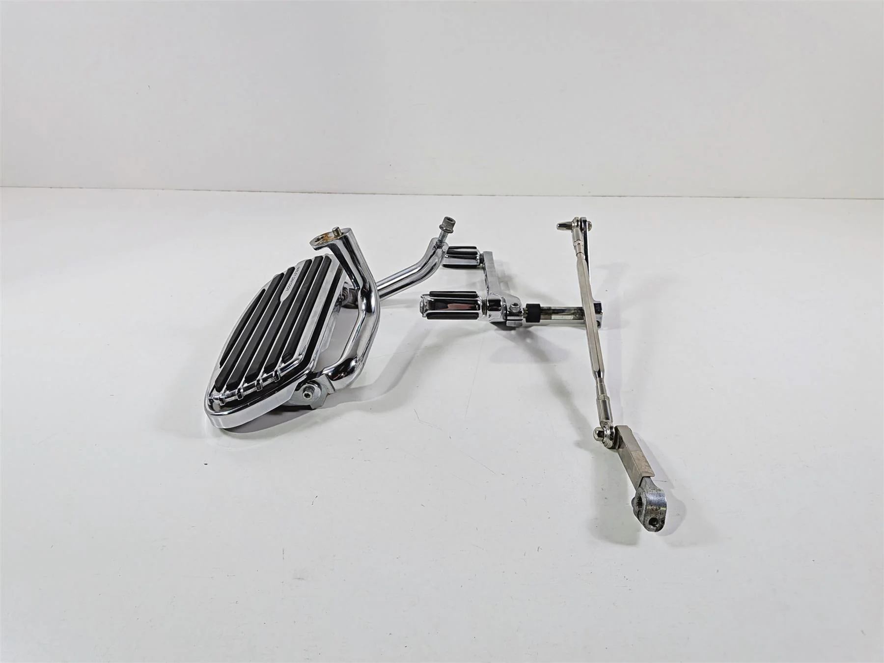 2011 Harley Touring FLHTCU CVO Electra Glide Left Floorboard & Shifter 51498-09A - Image 2