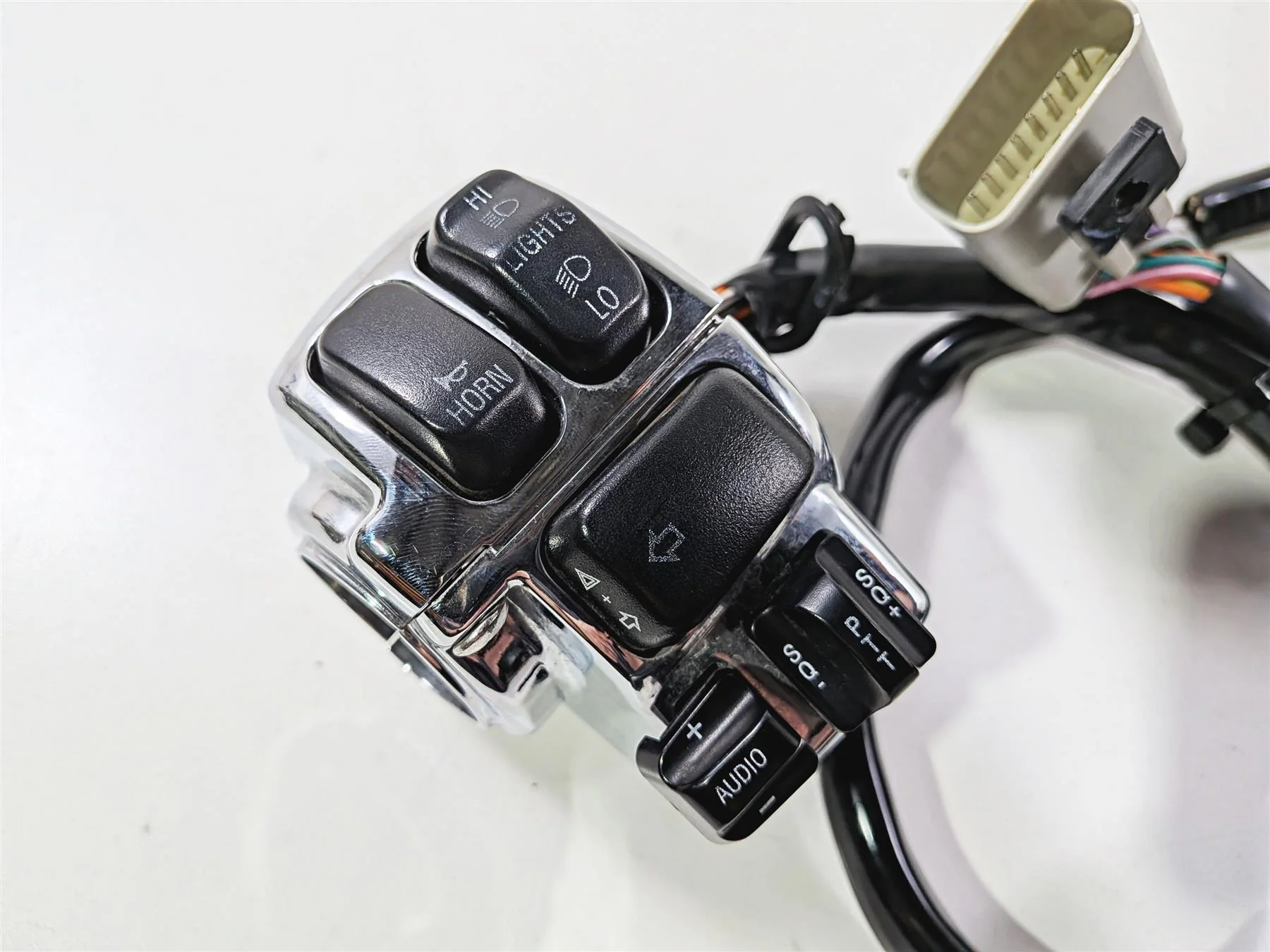 2011 Harley Touring FLHTCU CVO Electra Glide Left Right Control Switch 71682-06A - Image 10