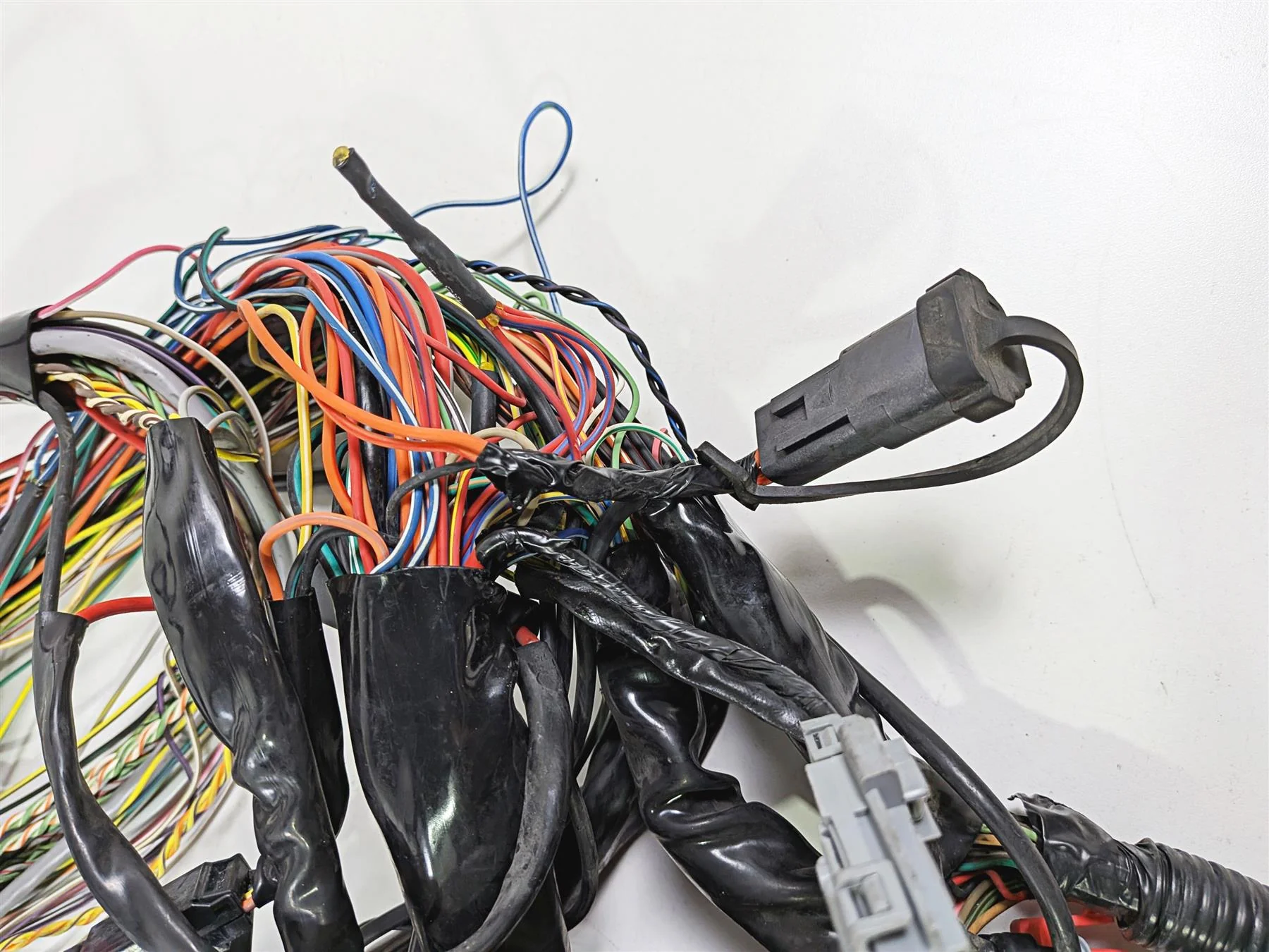 2011 Harley Touring FLHTCU CVO Electra Glide Main Wiring Harness Loom 69200055 - Image 13