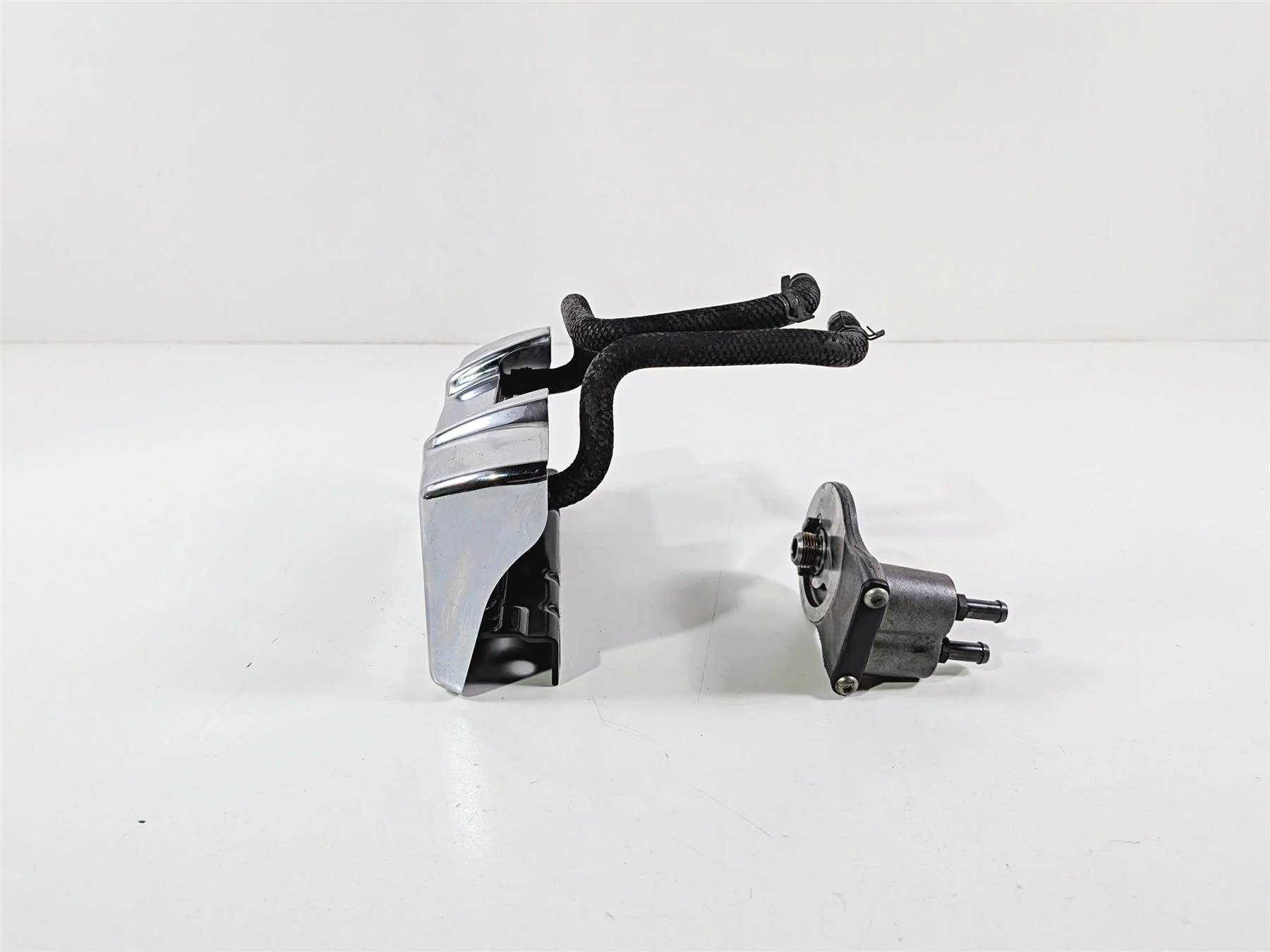 2011 Harley Touring FLHTCU CVO Electra Glide Oil Cooler Flange Cover 63083-11A - Image 7