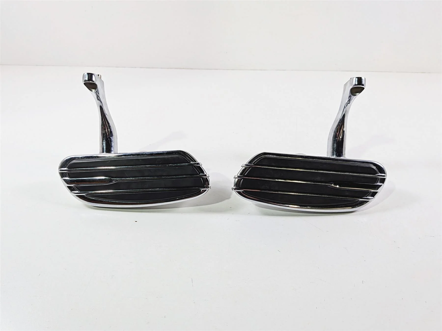 2011 Harley Touring FLHTCU CVO Electra Glide Passenger Floor Boards 50701-04 - Image 12