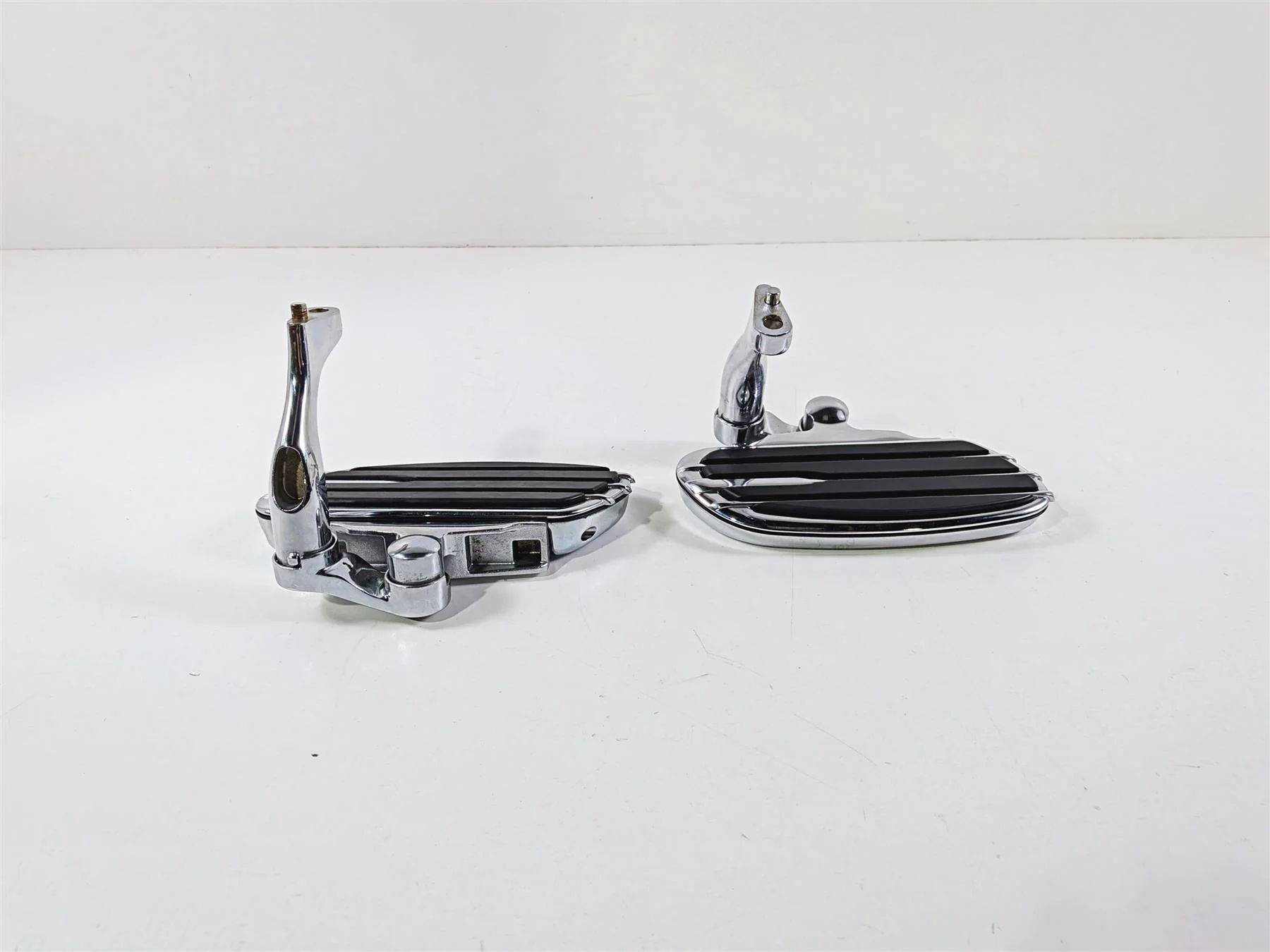 2011 Harley Touring FLHTCU CVO Electra Glide Passenger Floor Boards 50701-04 - Image 3