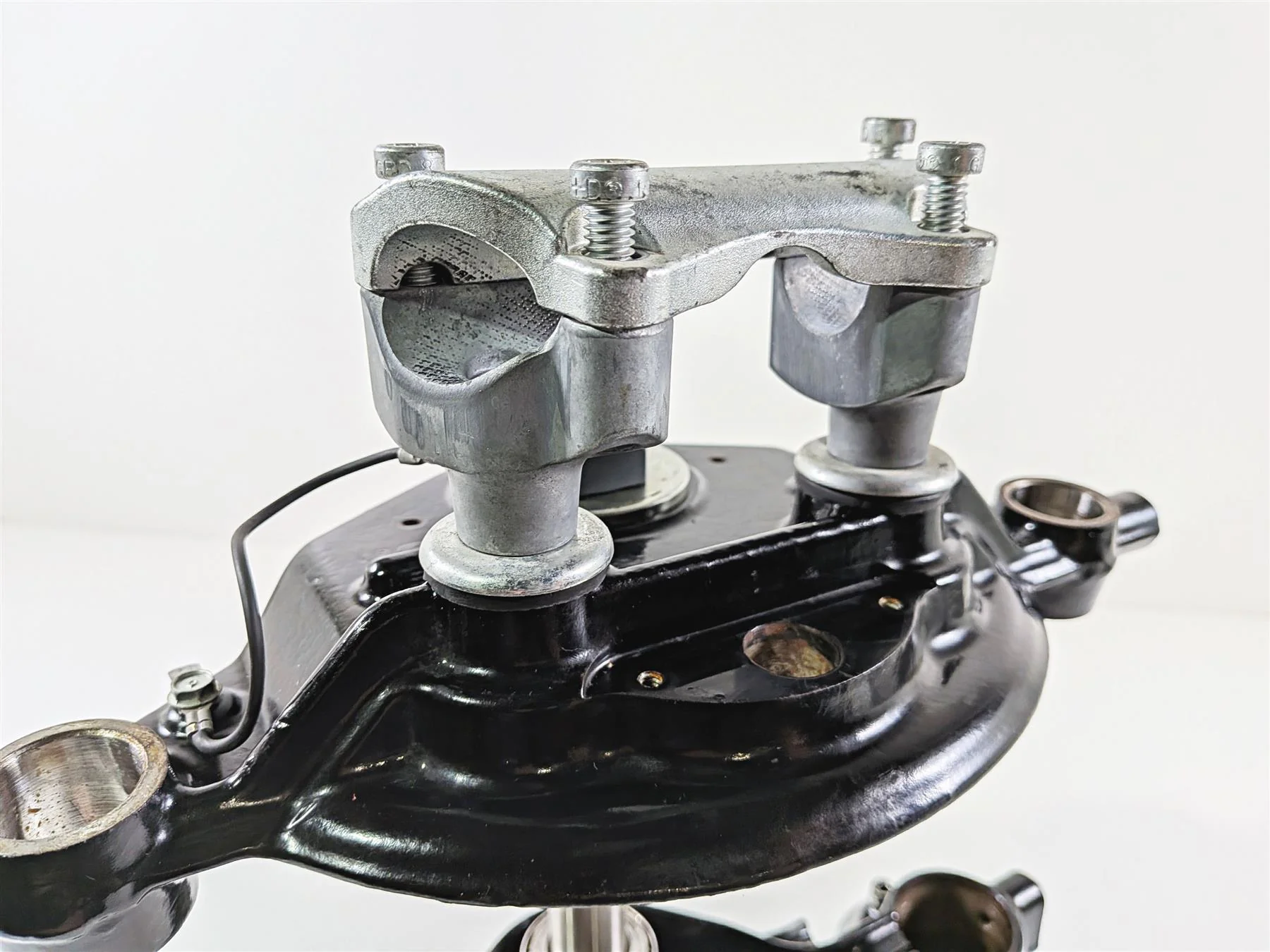 2011 Harley Touring FLHTCU CVO Electra Glide Upper Lower Triple Trees 45446-09 - Image 12