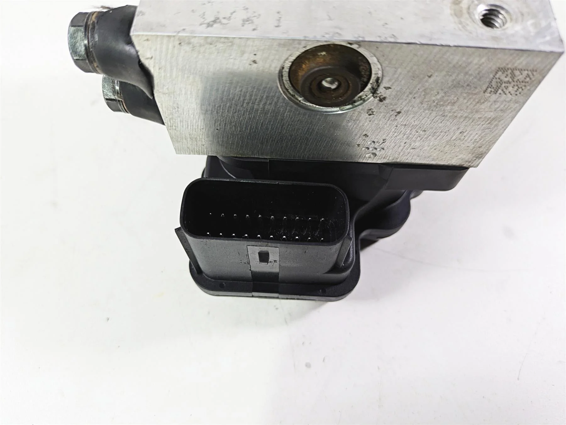 2011 Harley Touring FLHTCUSE CVO E-Glide Abs Brake Pump Module 40601-08A - Image 10