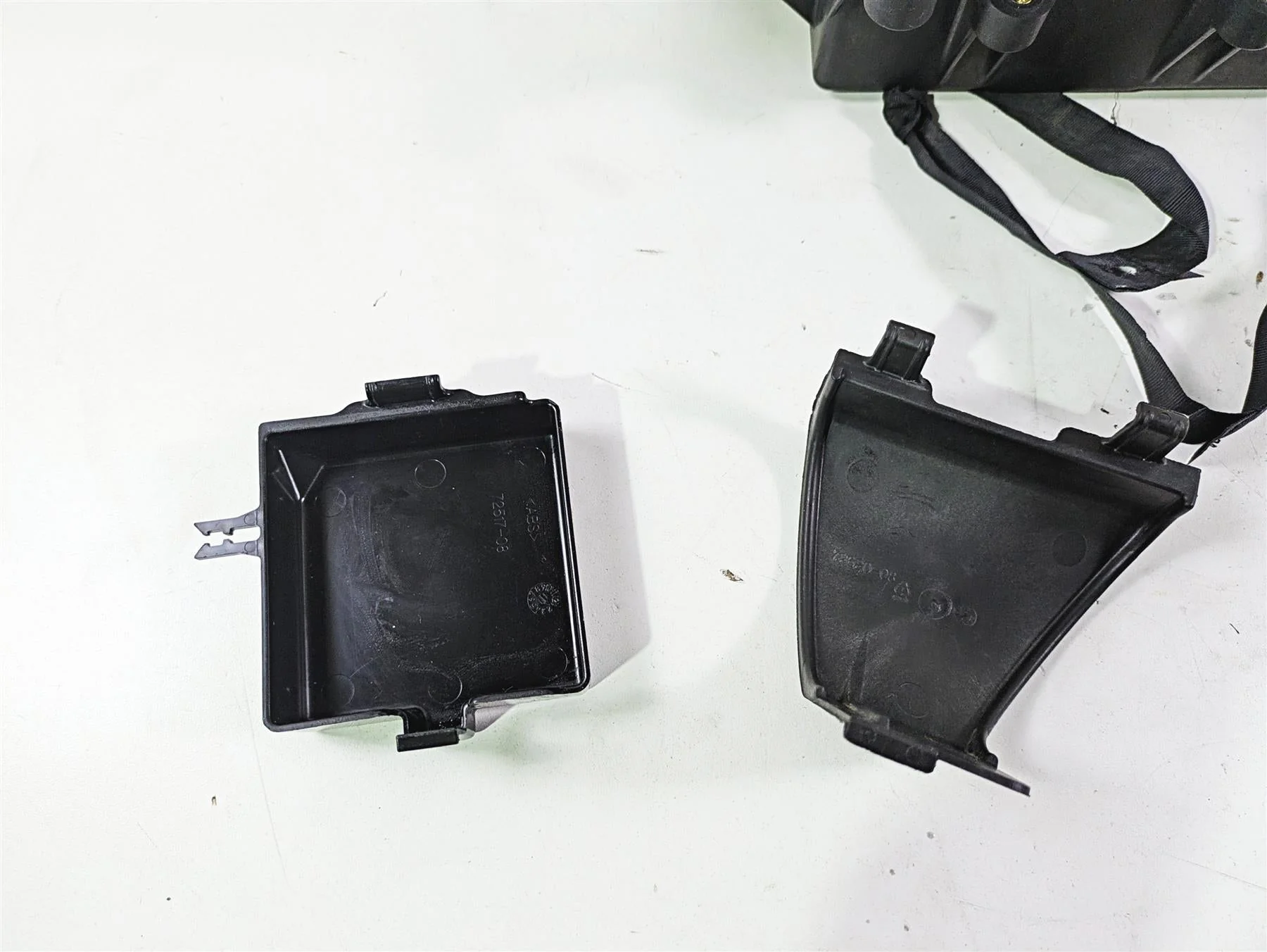 2011 Harley Touring FLHTCUSE CVO E-Glide Battery Tray & Electric Mounts 66281-09 - Image 10
