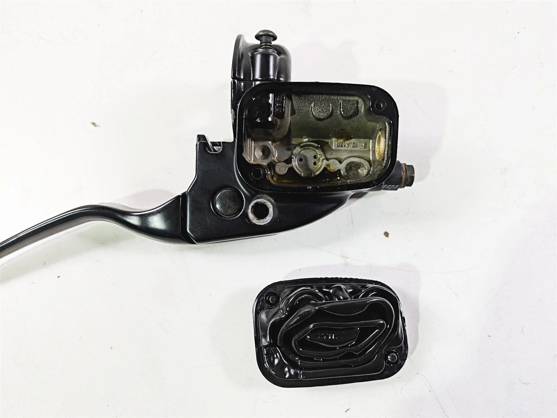 2011 Harley Touring FLHTCUSE CVO E-Glide Front Brake Master Cylinder 42102-08D - Image 2