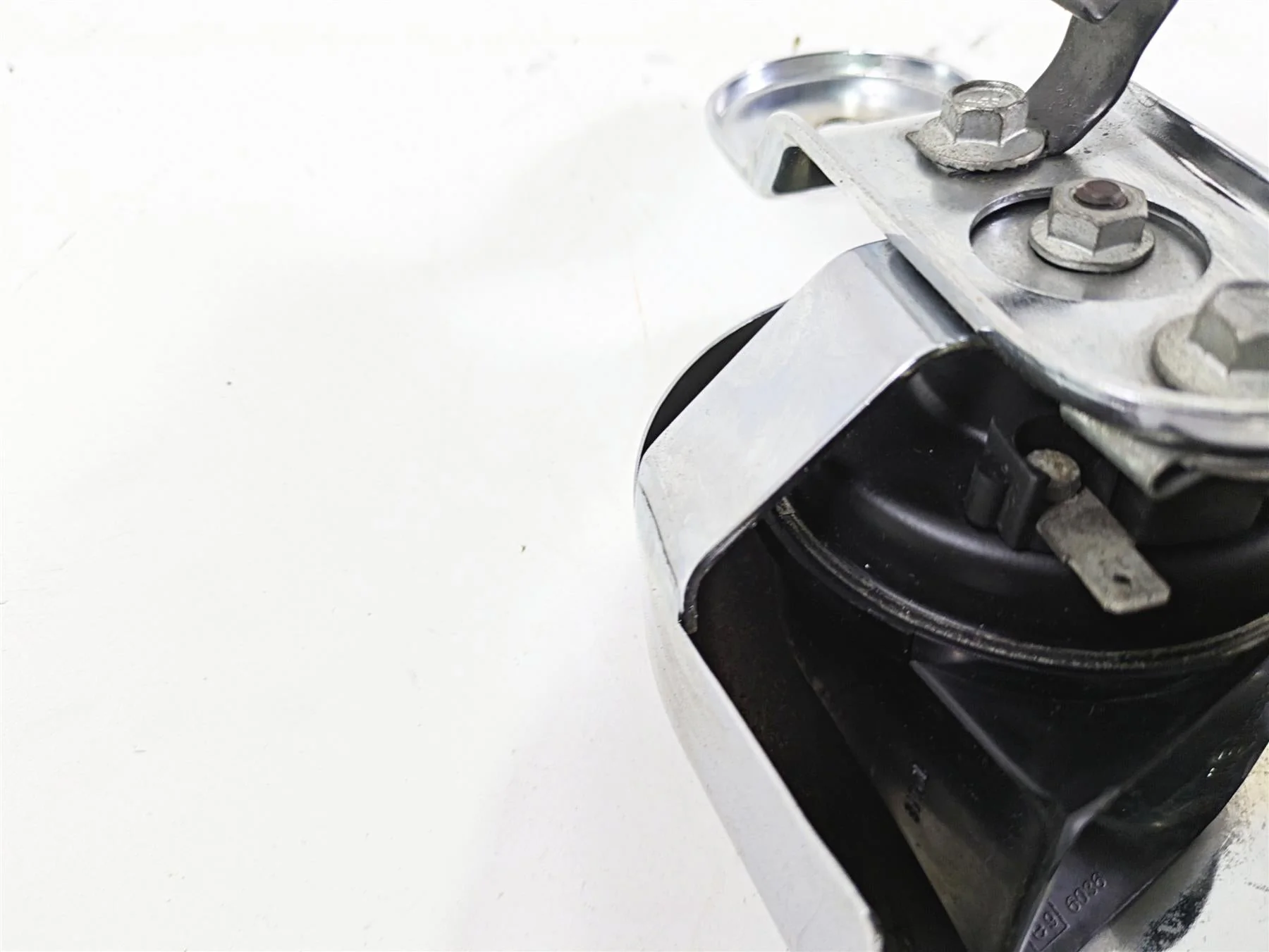 2011 Harley Touring FLHTCUSE CVO E-Glide Horn & Chrome Cover 61300478A 69060-90H - Image 10