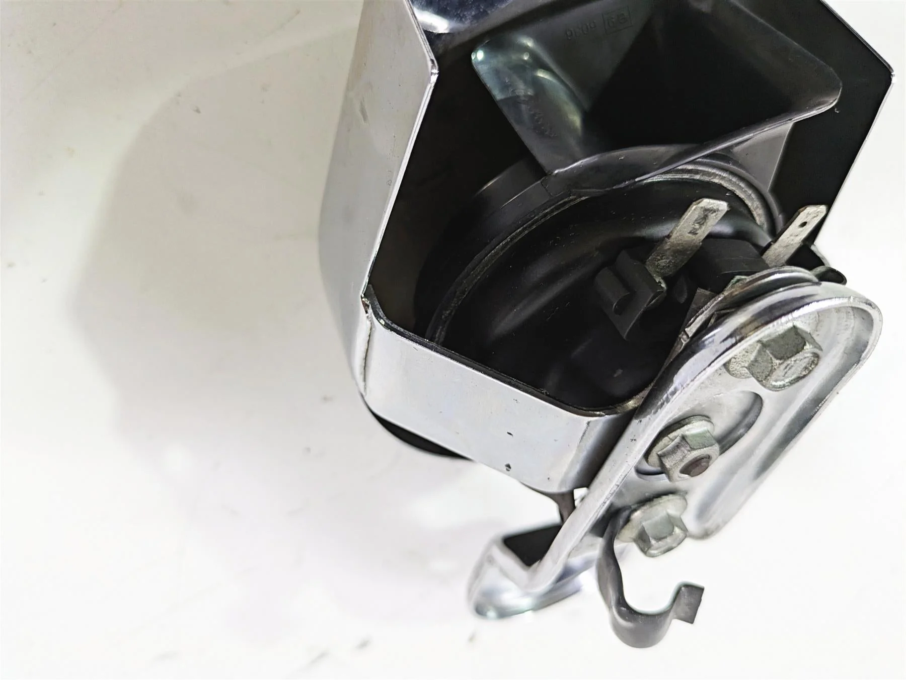2011 Harley Touring FLHTCUSE CVO E-Glide Horn & Chrome Cover 61300478A 69060-90H - Image 9