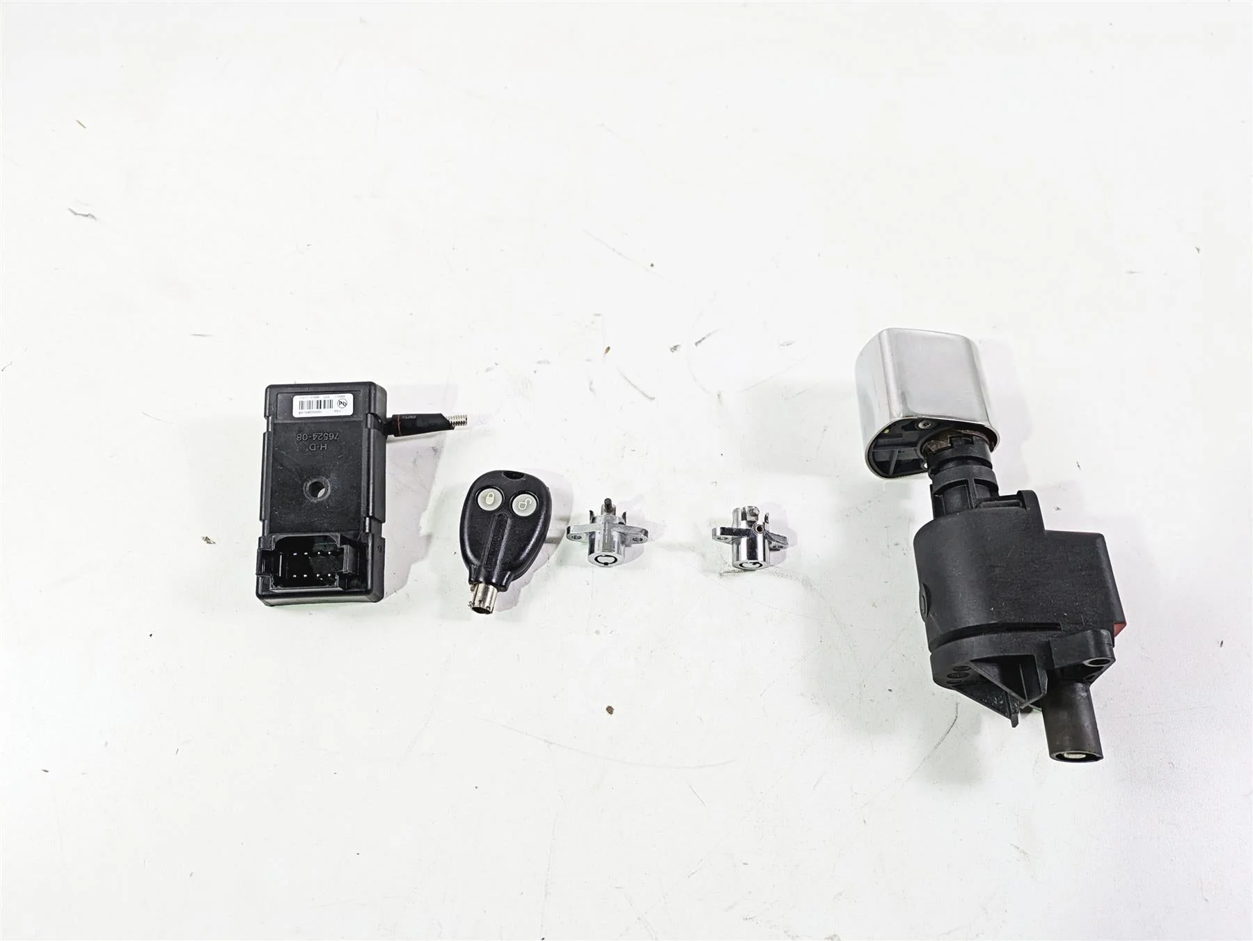 2011 Harley Touring FLHTCUSE CVO E-Glide Ignition Switch Power Lock 76611-10