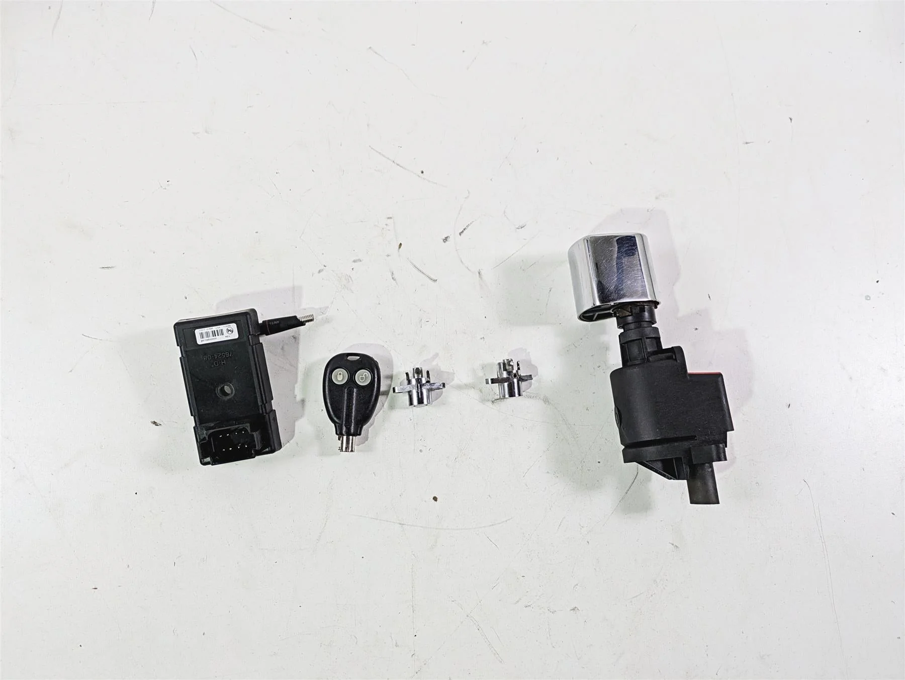 2011 Harley Touring FLHTCUSE CVO E-Glide Ignition Switch Power Lock 76611-10 - Image 2