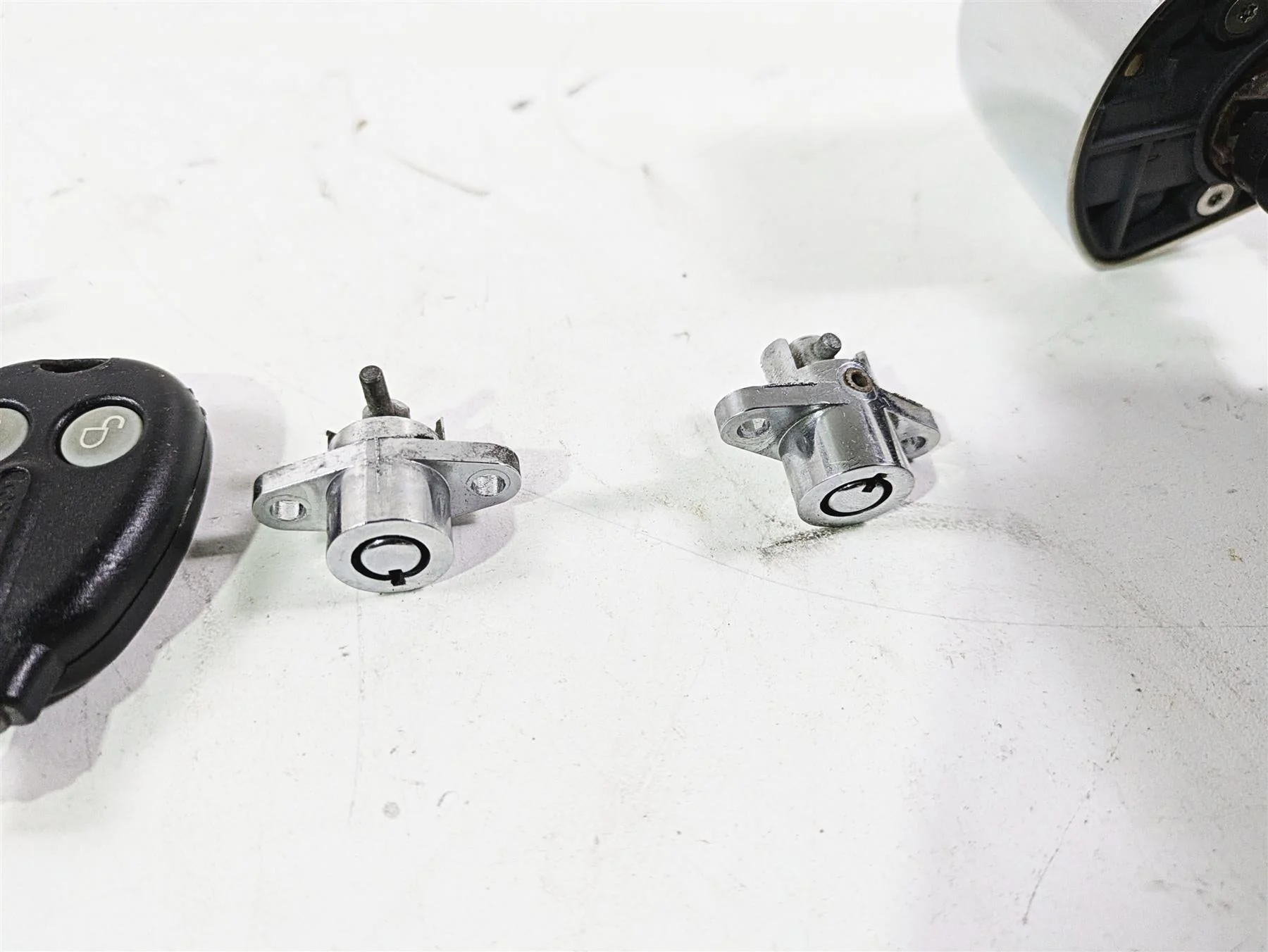 2011 Harley Touring FLHTCUSE CVO E-Glide Ignition Switch Power Lock 76611-10 - Image 4
