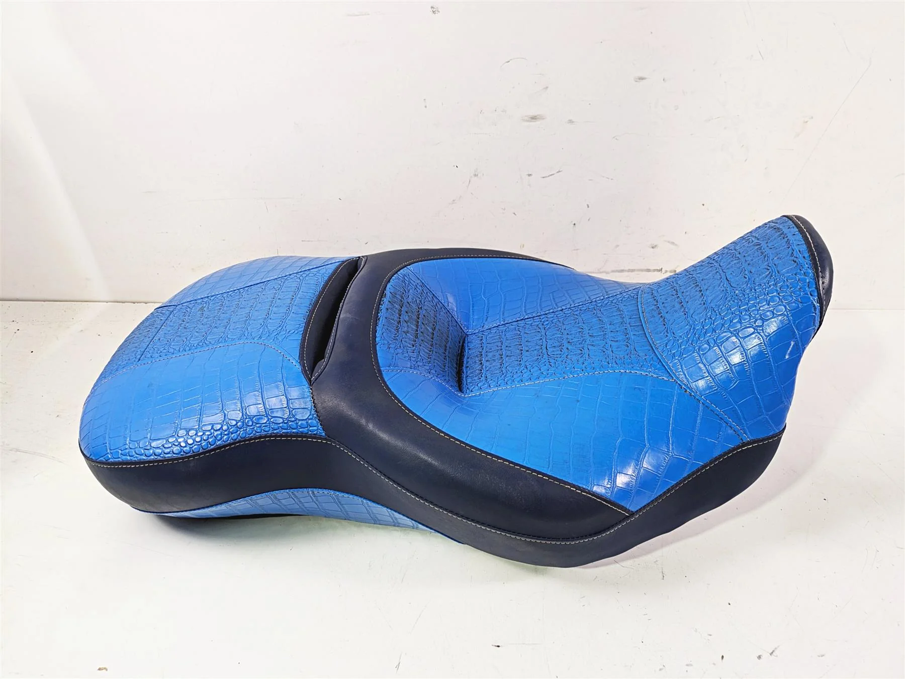 2011 Harley Touring FLHTCUSE CVO E-Glide Seat Blue Heated Alligator Skin 54112-11